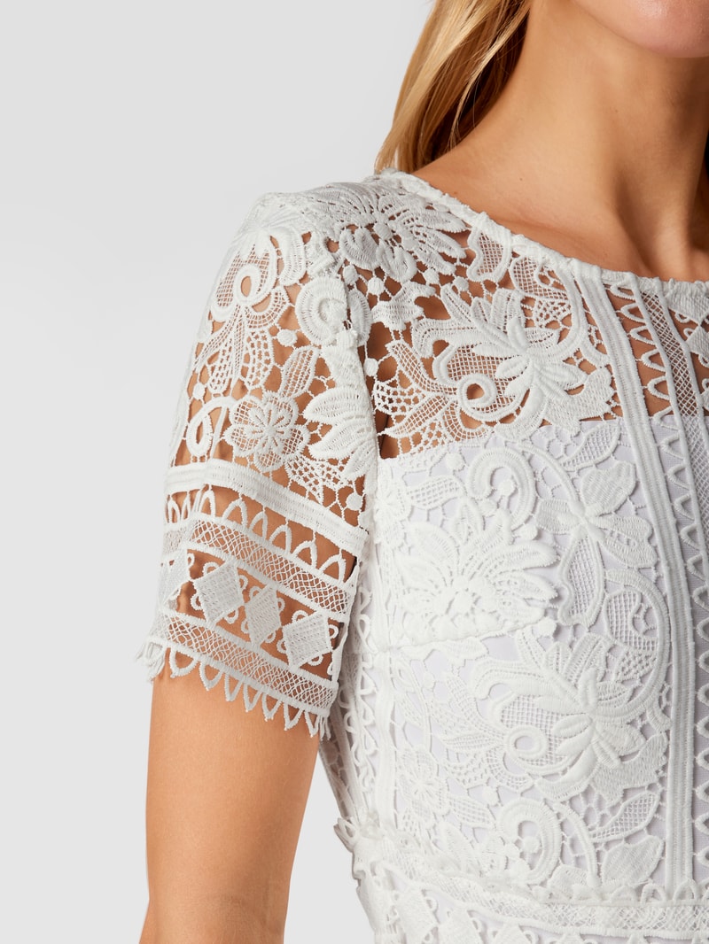 Brautkleid mit floraler Spitze in offwhite