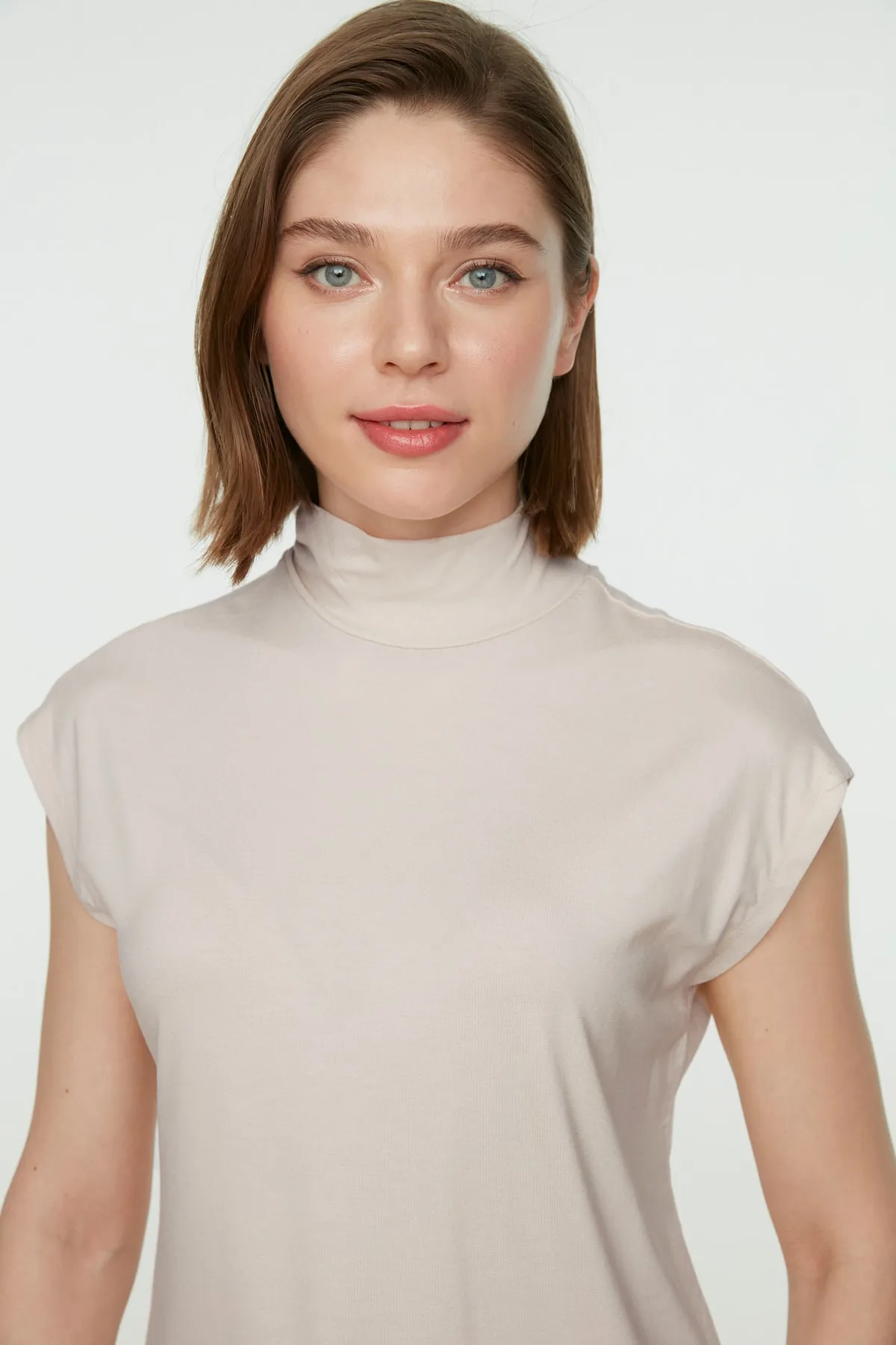 Trendyol Modest  Beige Stehkragen Ärmellose Strick Dessous Tunika TCTSS21TN0249