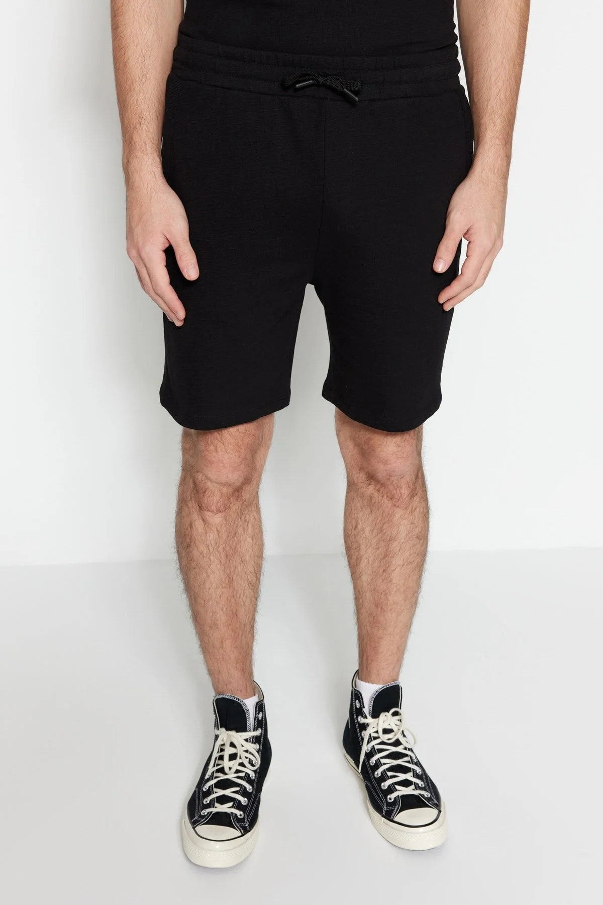 Trendyol Collection  Schwarze reguläre Shorts aus 100 % Baumwolle mit Struktur in limitierter Auflage TMNSS23SR00035