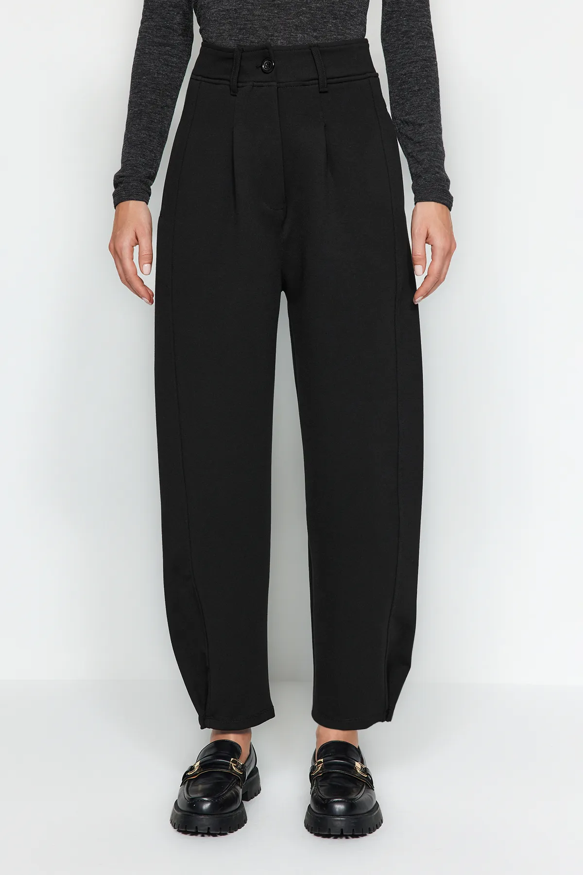 Trendyol Collection  Schwarze, plissierte, weite/locker geschnittene Interlock-Strickhose mit hoher Taille und Carrot-Passform TWOAW24PL00143