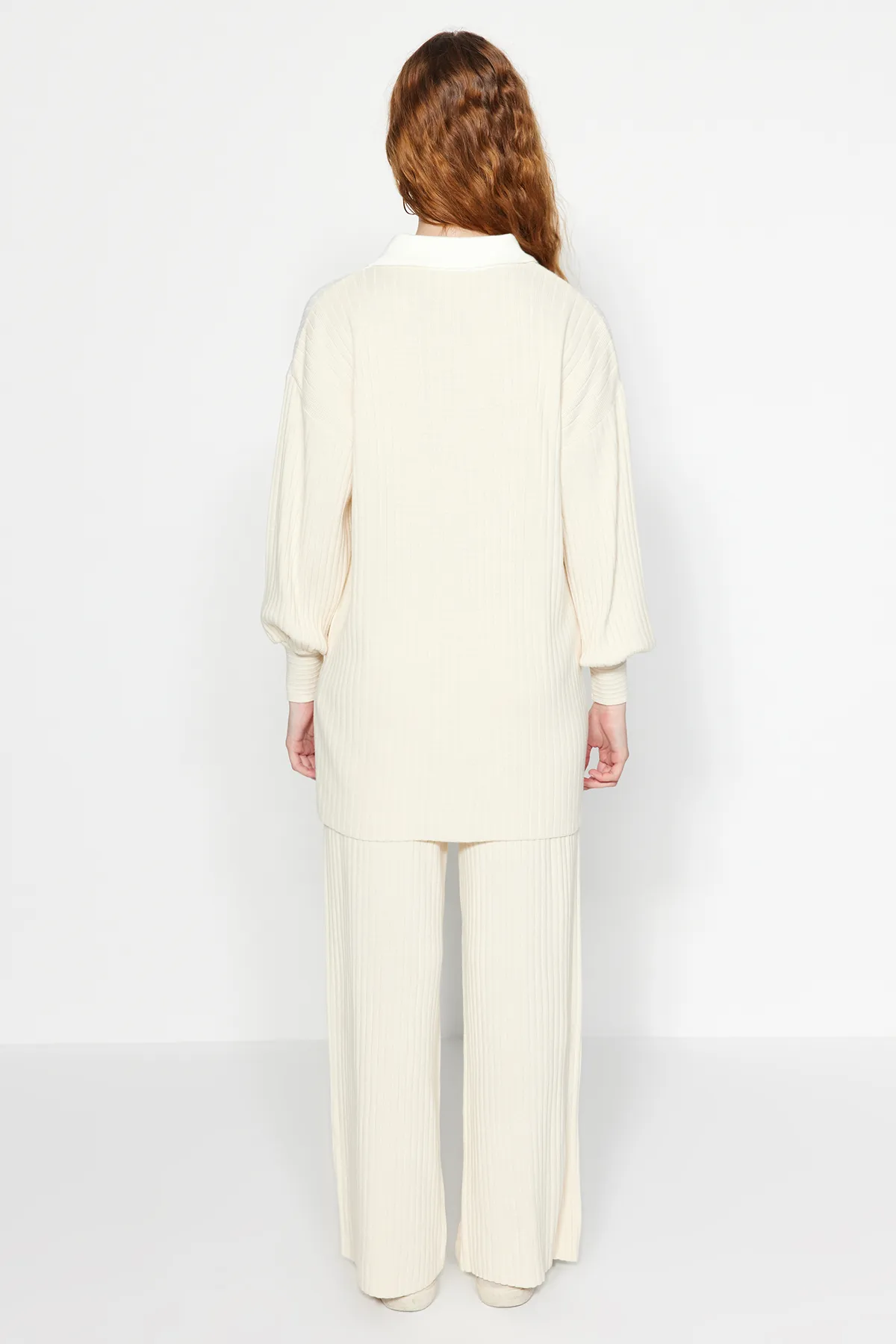 Trendyol Modest  Hellbeige Farbblock-Set aus gerippter Strickjacke und Hose, Strickoberteil und -unterteil TCTAW24US00090