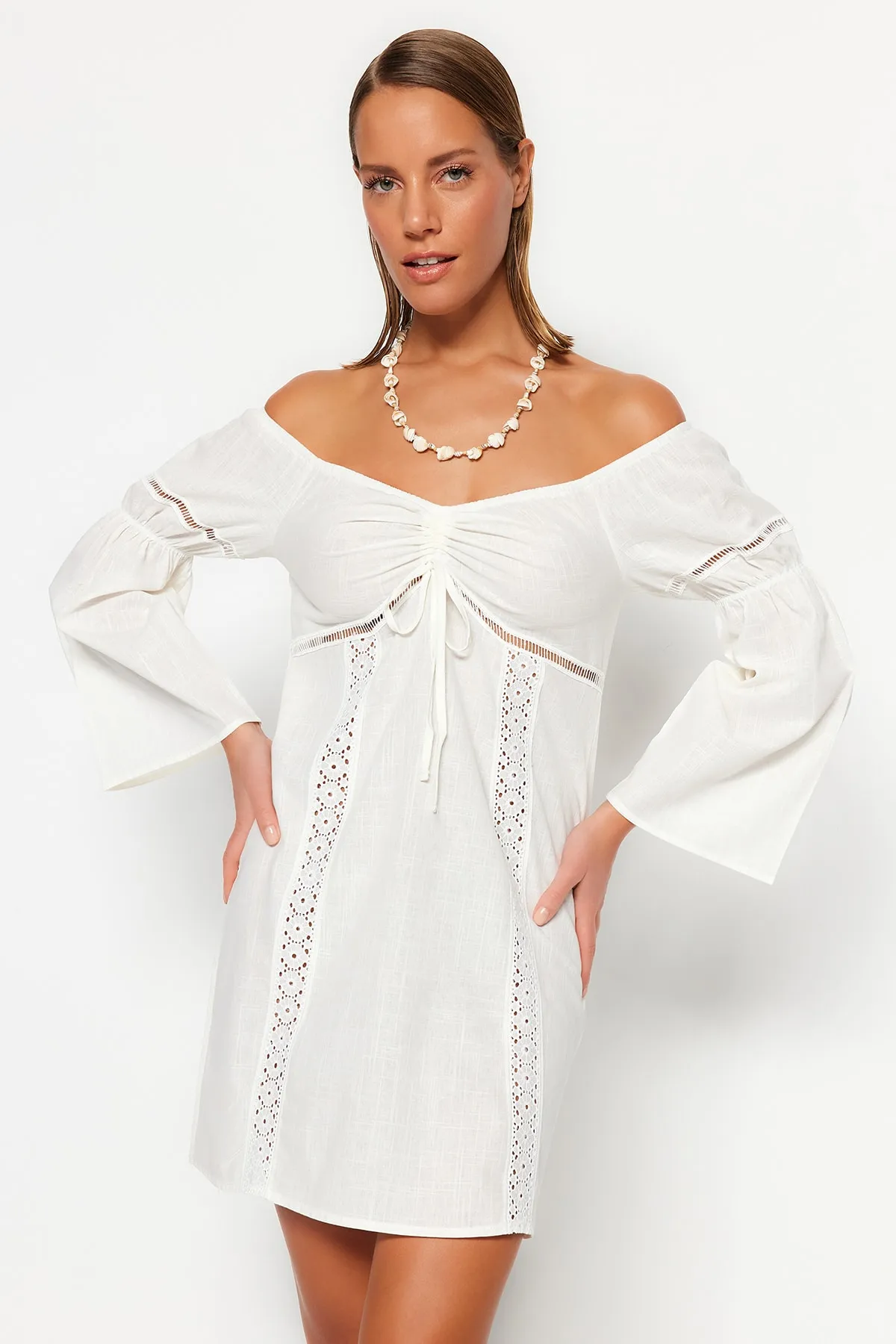 Trendyol Collection  Ecrufarbenes Mini-Strandkleid aus 100 % Baumwolle mit Webband-Accessoires TBESS23EL00207
