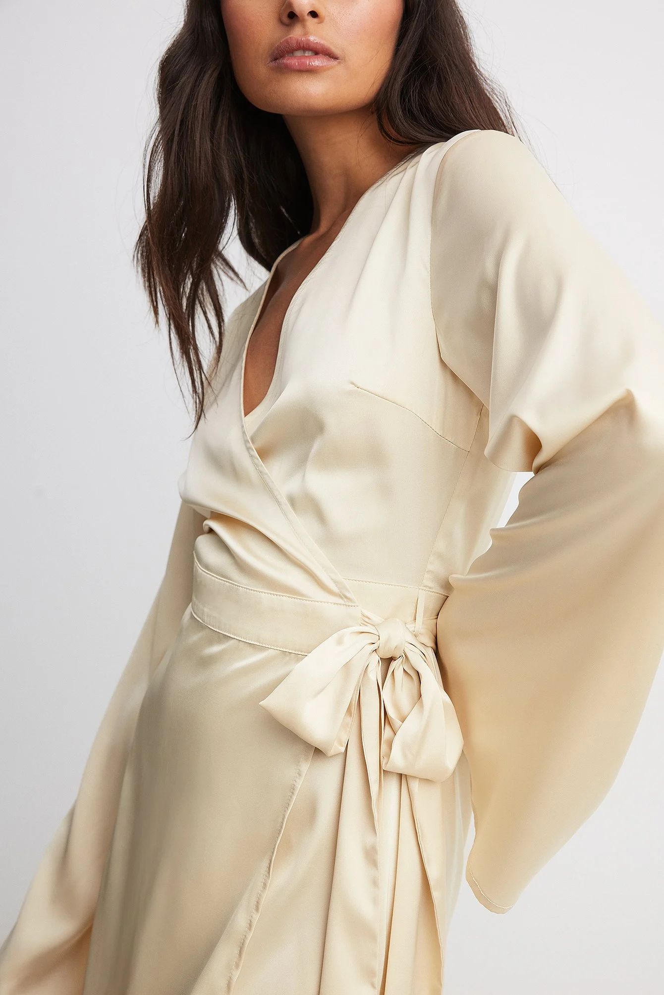 Fließendes Minikleid mit Bindegürtel