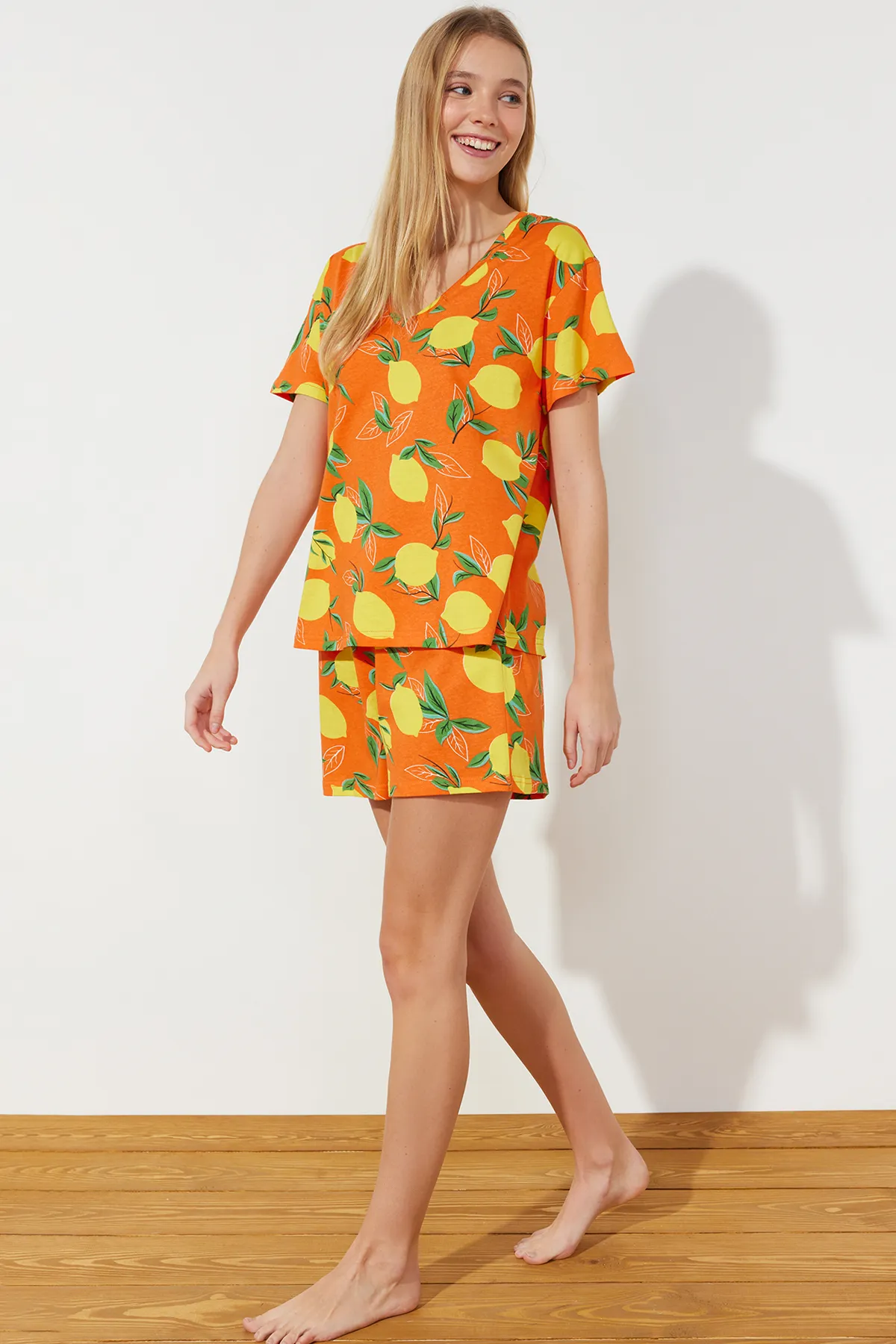 Trendyol Collection  Orangefarbenes Strick-Pyjama-Set aus 100 % Baumwolle mit Fruchtmuster THMSS24PT00086
