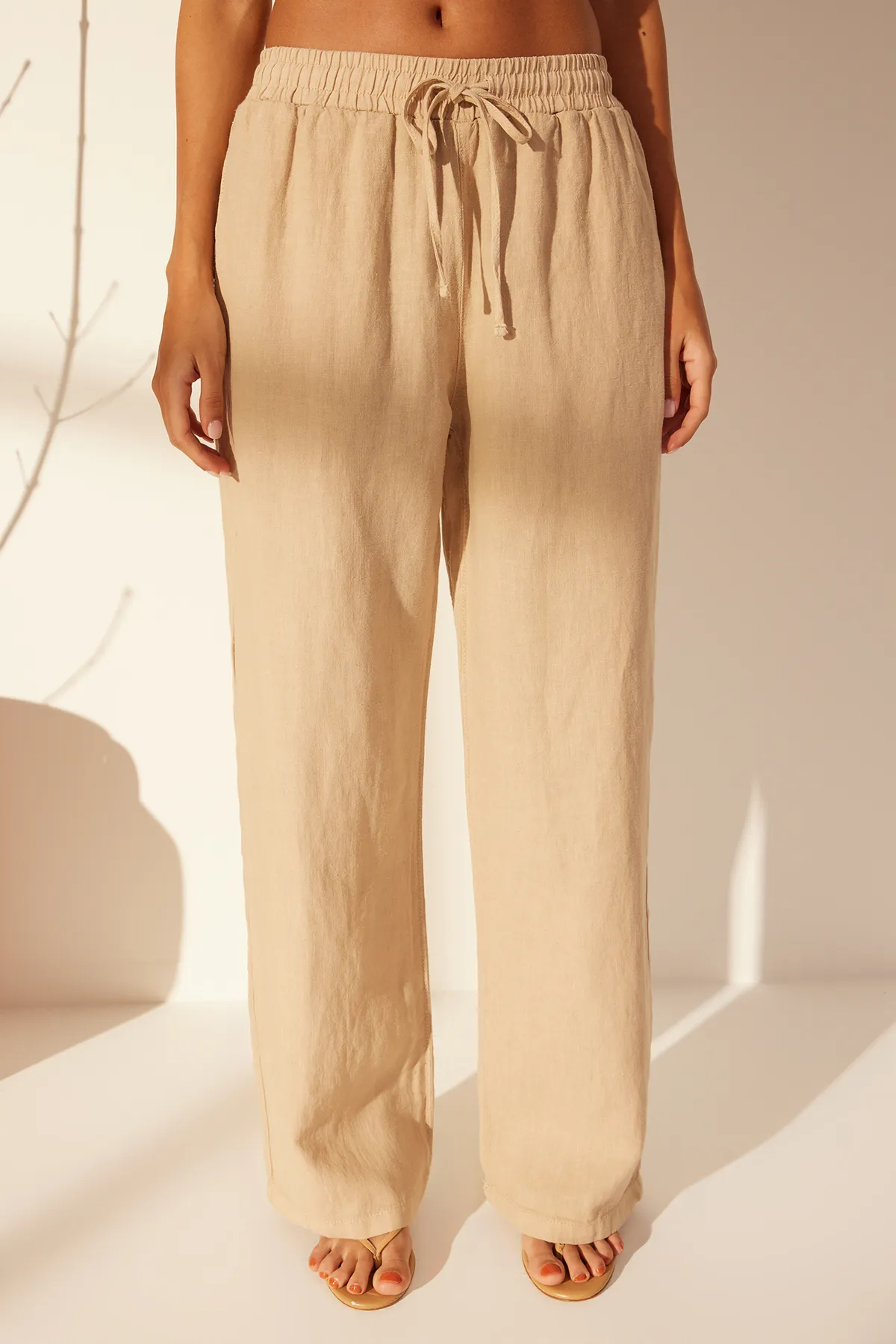 Trendyol Collection  Beige Hose mit weitem Bein und hoher Taille aus 100 % Leinen mit elastischem Bund TWOSS24JE00249