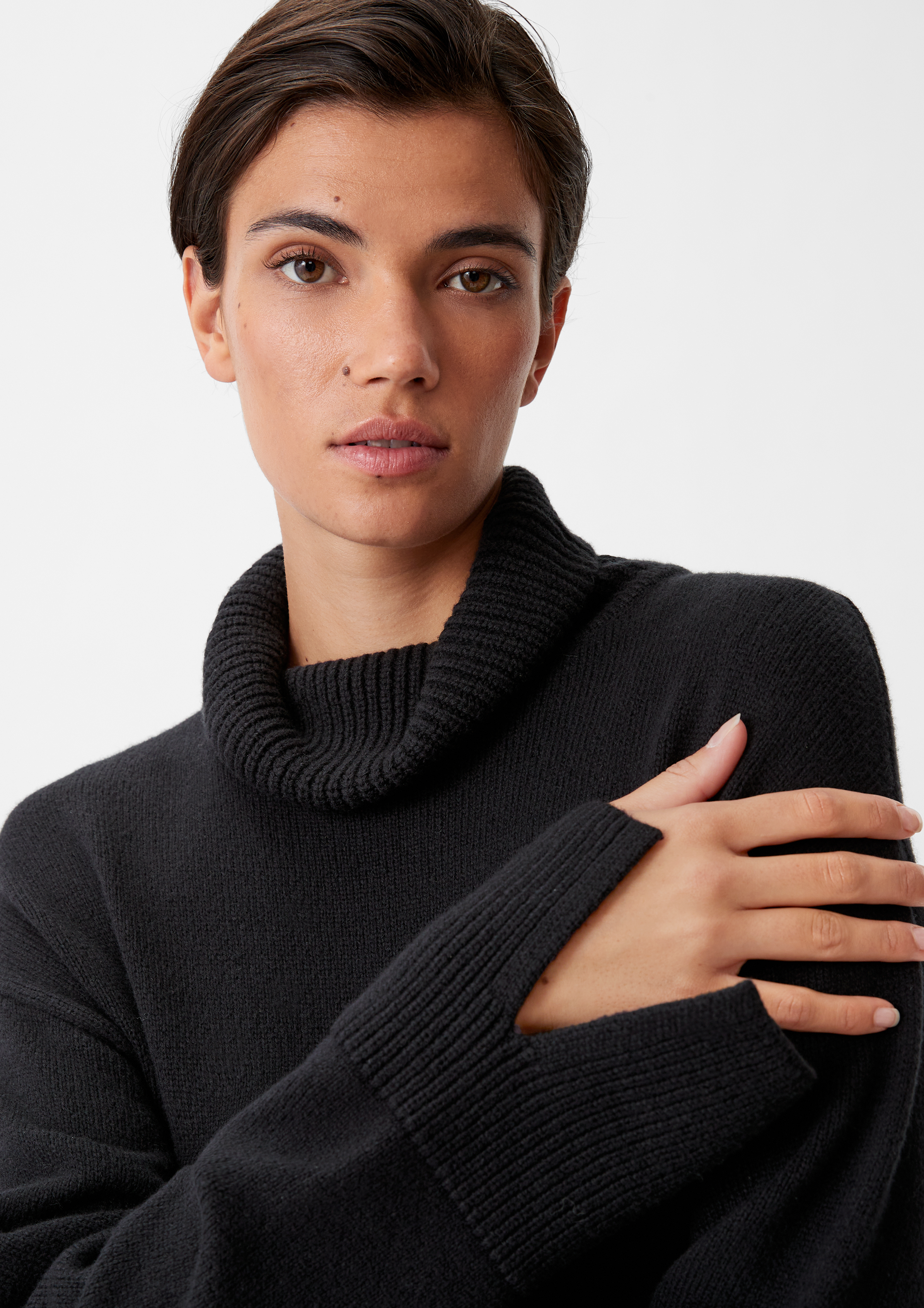 Strickkleid mit Rollkragen - schwarz