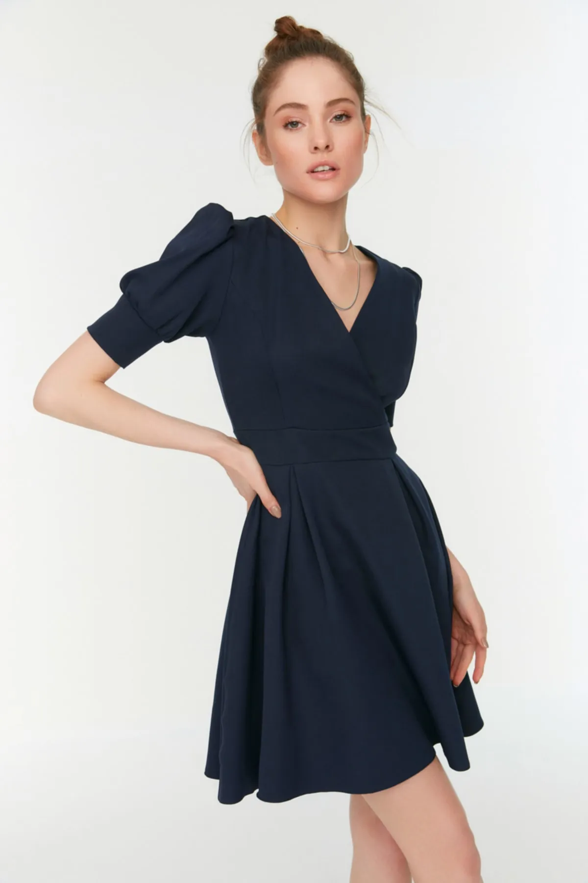 Trendyol Collection  Marineblaues Mini-gefüttertes, zweireihiges, gewebtes Kleid mit Taillenöffnung und plissiertem Kragen TWOSS20EL1639