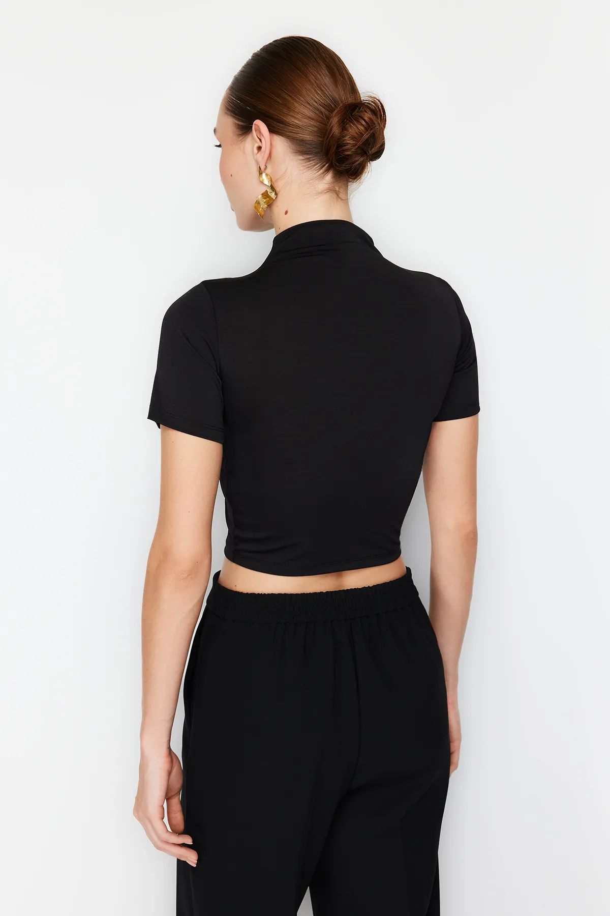 Trendyol Collection  Schwarze kurzärmlige drapierte Crop-Bluse mit Stehkragen und Strickbluse TWOSS24BZ00422