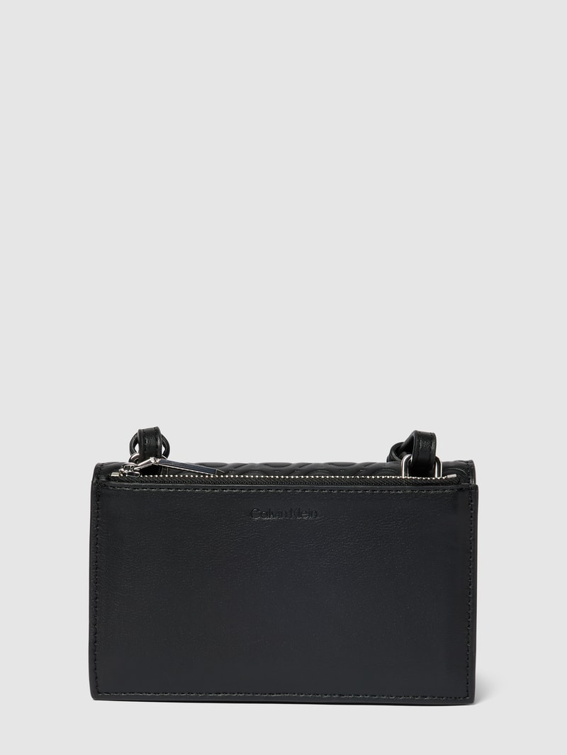 Clutch mit Allover-Label-Prägung in schwarz