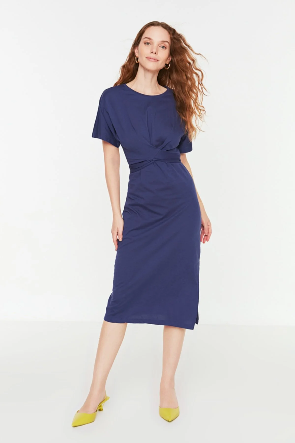 Trendyol Collection  Indigoblaues, tailliertes Midi-Bleistiftkleid aus 100 % Baumwolle mit Schlitz und Bindedetail TWOSS21EL0404