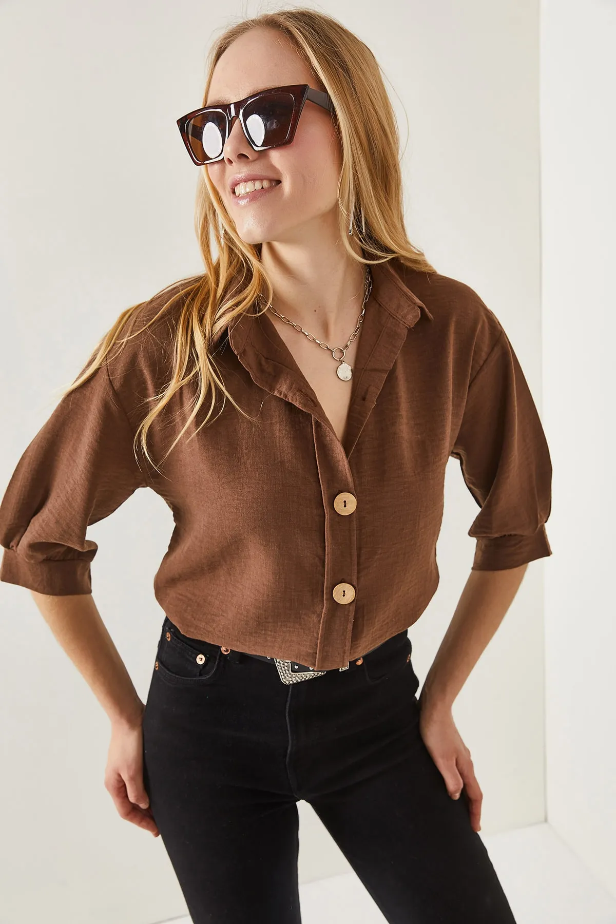 Olalook  Bitterbraunes Leinenhemd mit Dreiviertelärmeln und Holzknöpfen für Damen GML-19001095