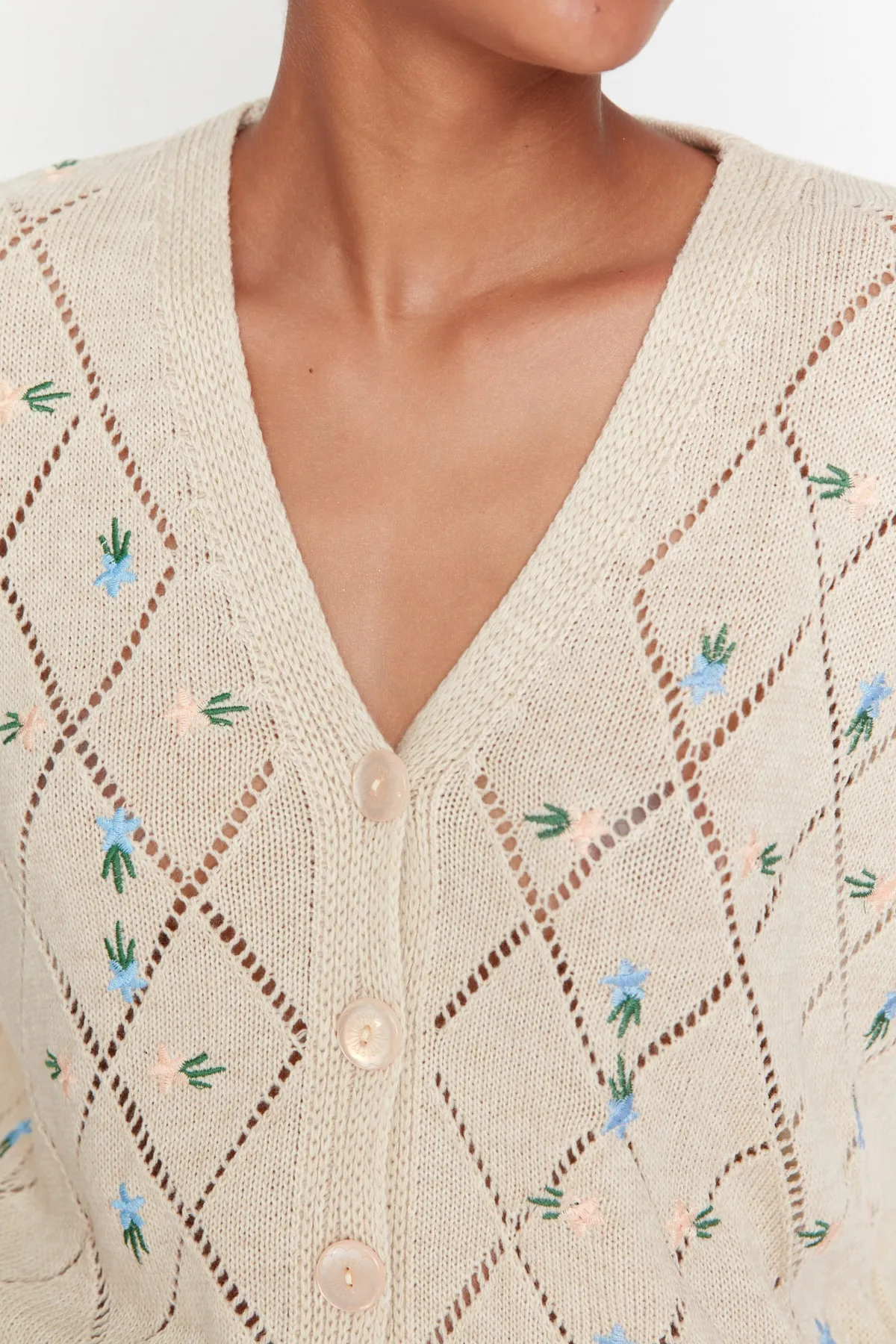 Trendyol Collection  Strickjacke mit Steinstickerei TWOAW22HI0188