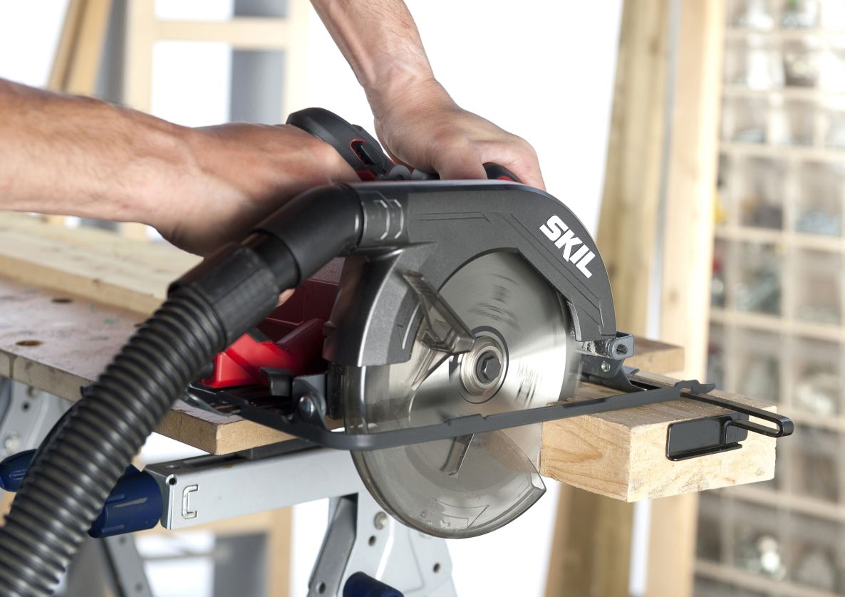 SKIL SW1E5830GA diskinis pjūklas 66 mm, 1400 W, dėkle + 2 pjūklo ašmenys