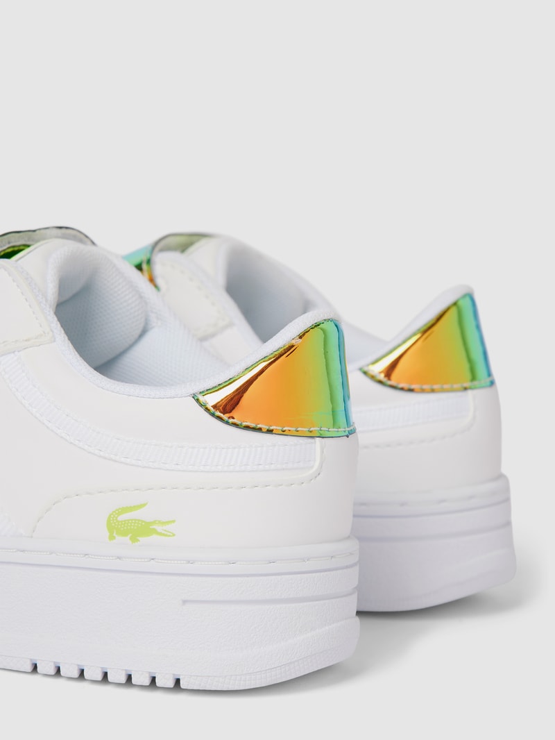Sneaker mit Kontrast-Details in weiß