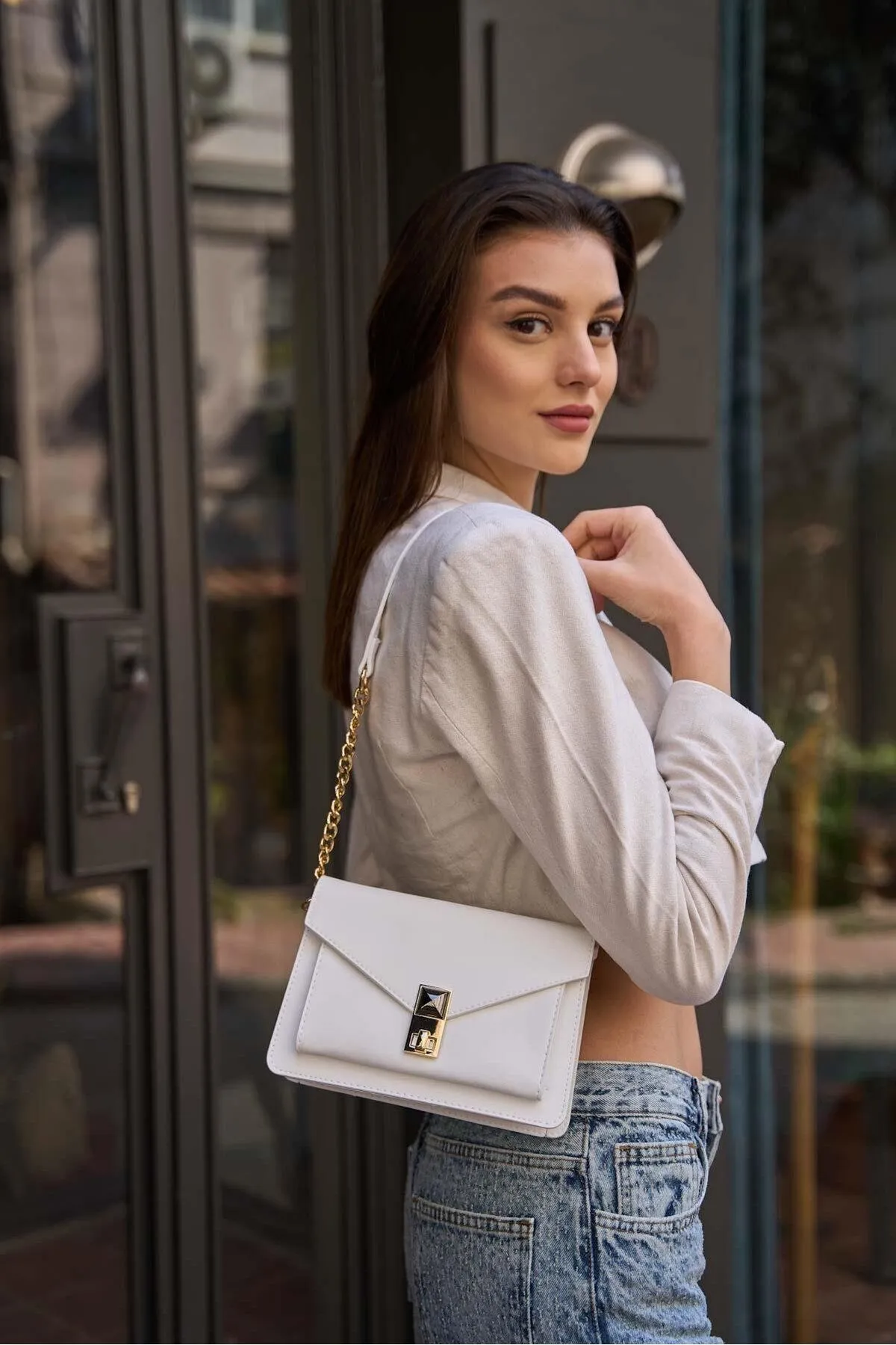 Madamra  Weiße Umhängetasche für Damen mit Accessoires und Clip-Detail