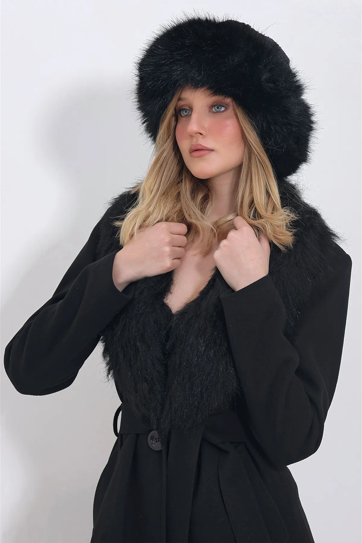 Trend Alaçatı Stili  Schwarze Kunstfell-Schlagmütze für Damen ALC-X11423