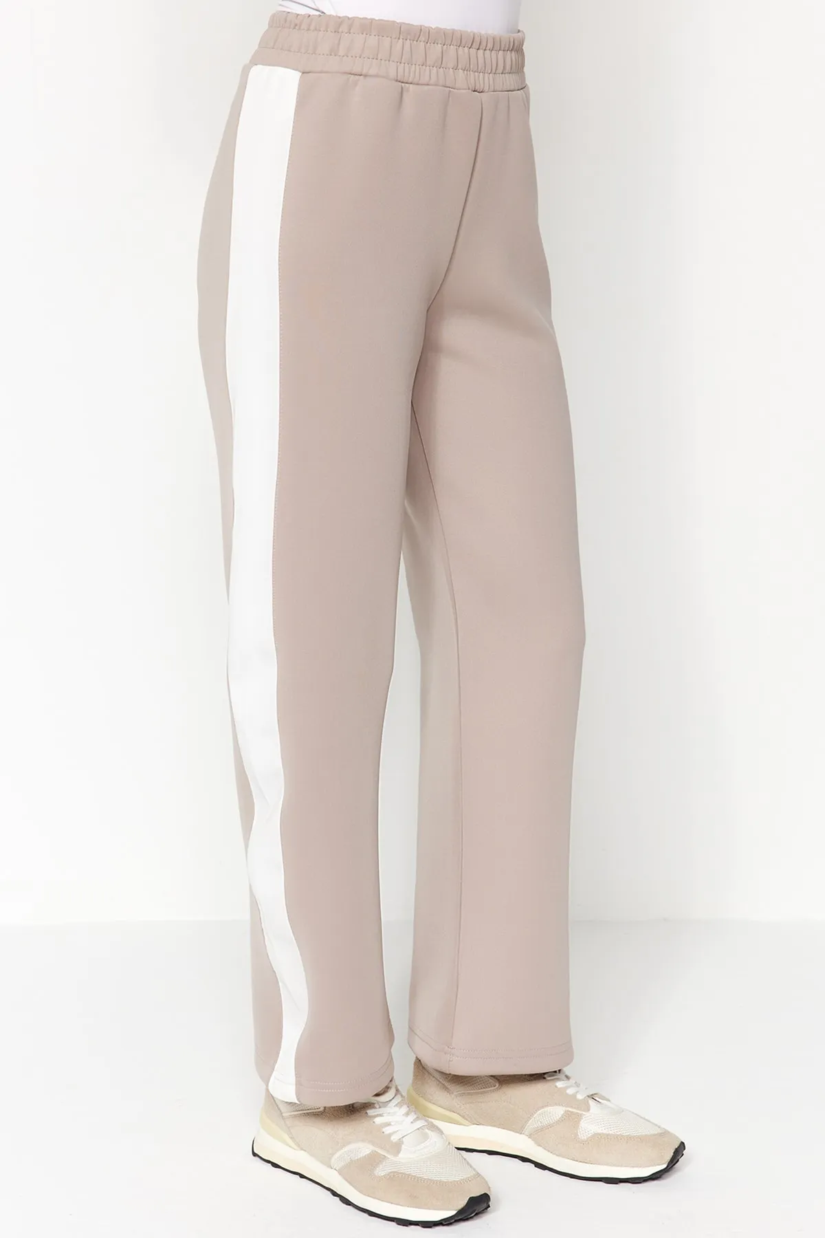 Trendyol Modest  Nerzfarbenes, ecrufarbenes Set aus Oberteil und Unterteil aus Scuba-Strick mit Paspelierung TCTAW24US00071