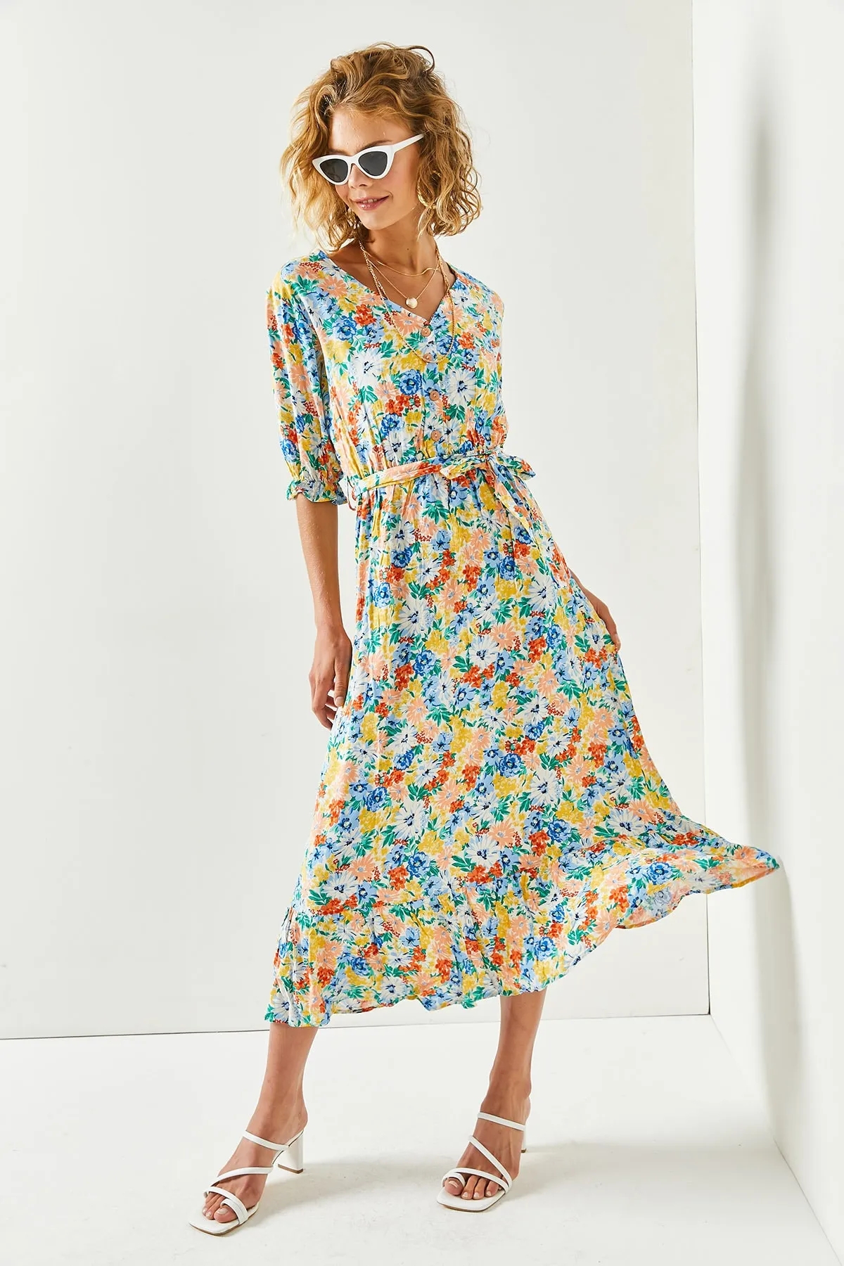 Olalook  Puderblaues Damenkleid aus gewebter Viskose mit Knöpfen und Gürtelärmeln ELB-19001524