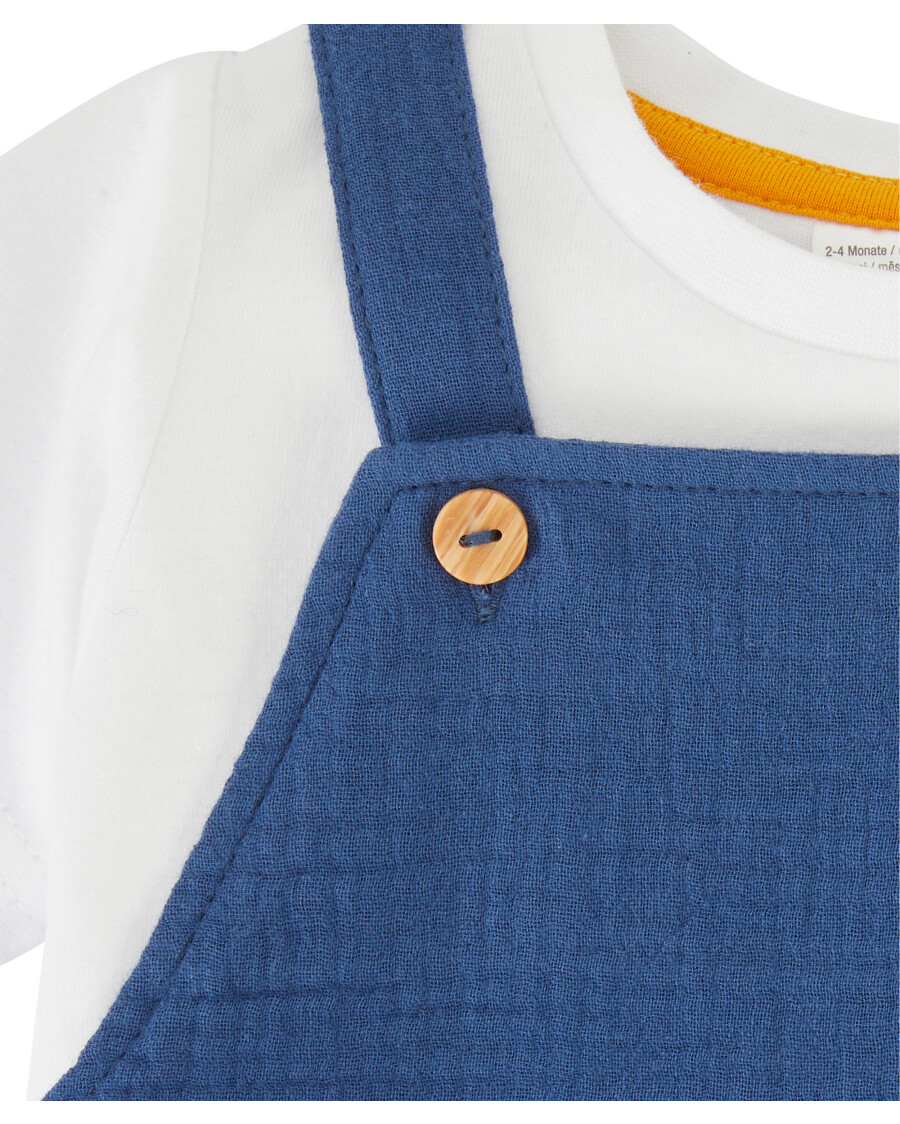 T-Shirt + Musselin-Latzhose