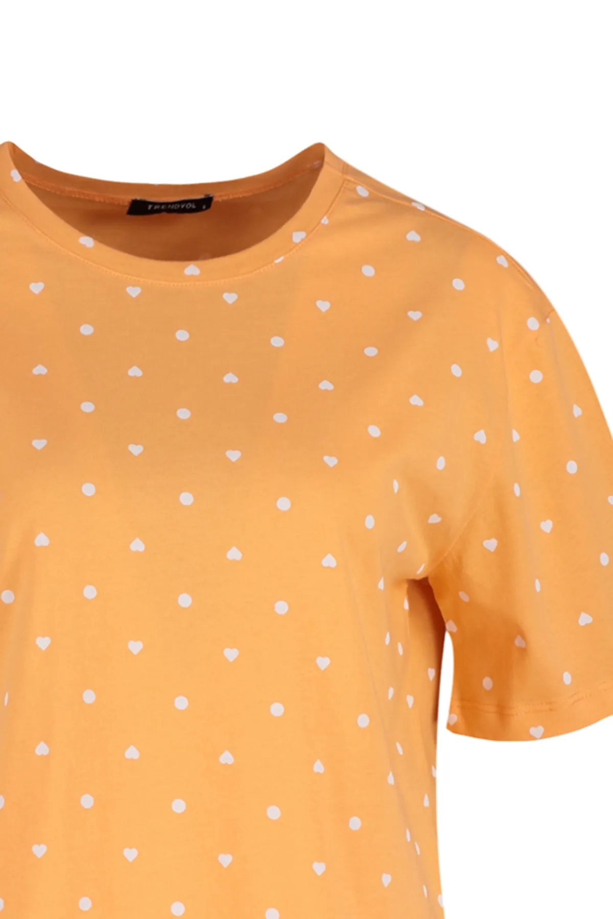 Trendyol Collection  Orangefarbenes Pyjama-Set aus T-Shirt und Shorts mit Herzmuster aus 100 % Baumwolle THMSS21PT1485
