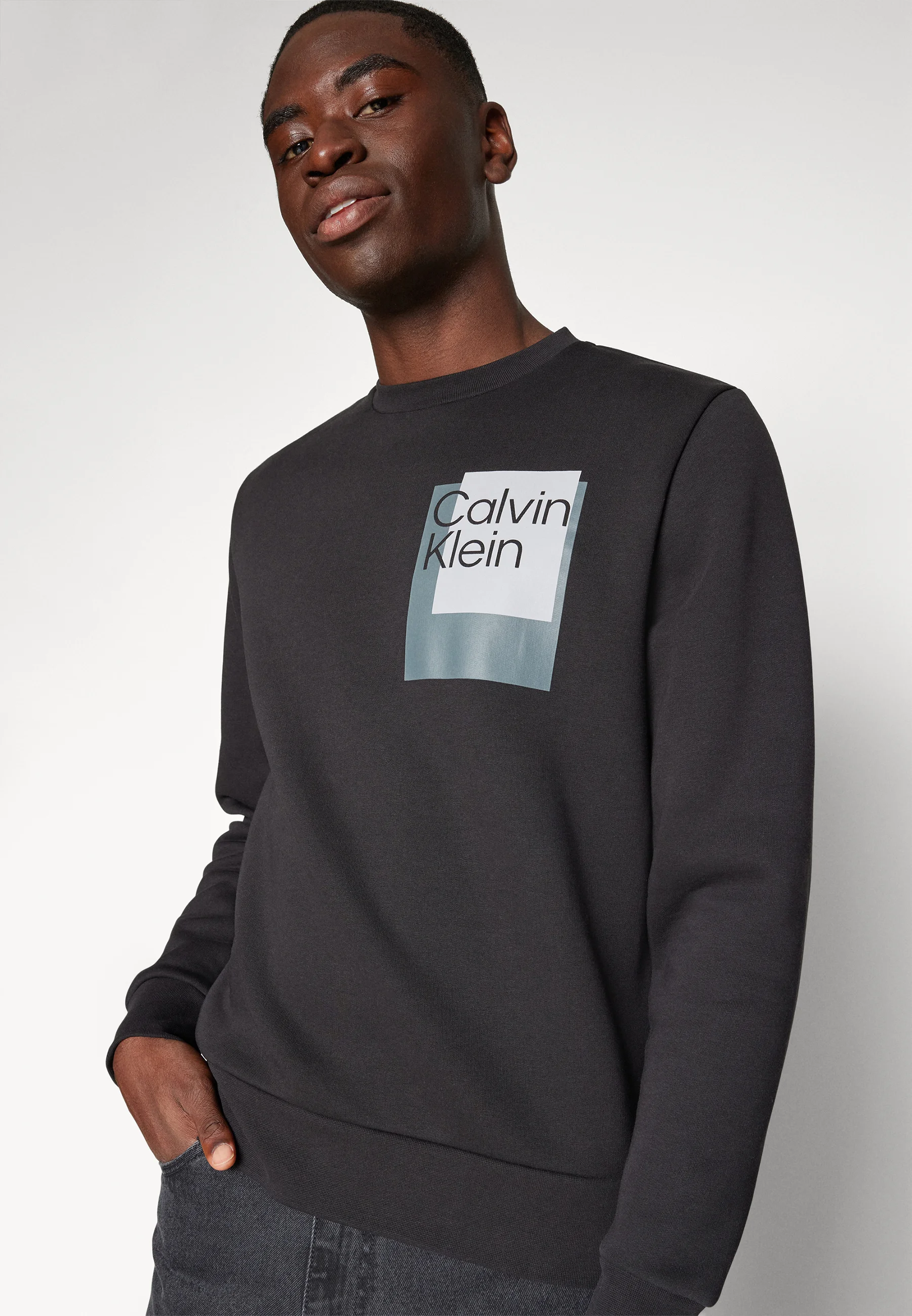 Sudadera con logo de caja superpuesto de Calvin Klein