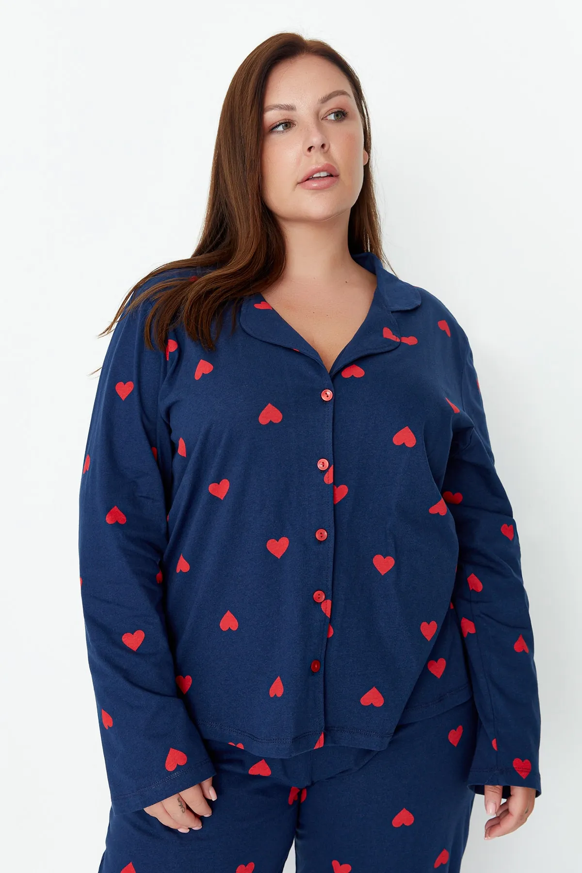 Trendyol Curve  Marineblaues Strick-Pyjama-Set mit Hemdkragen und Herzmuster TBBAW23AI00019