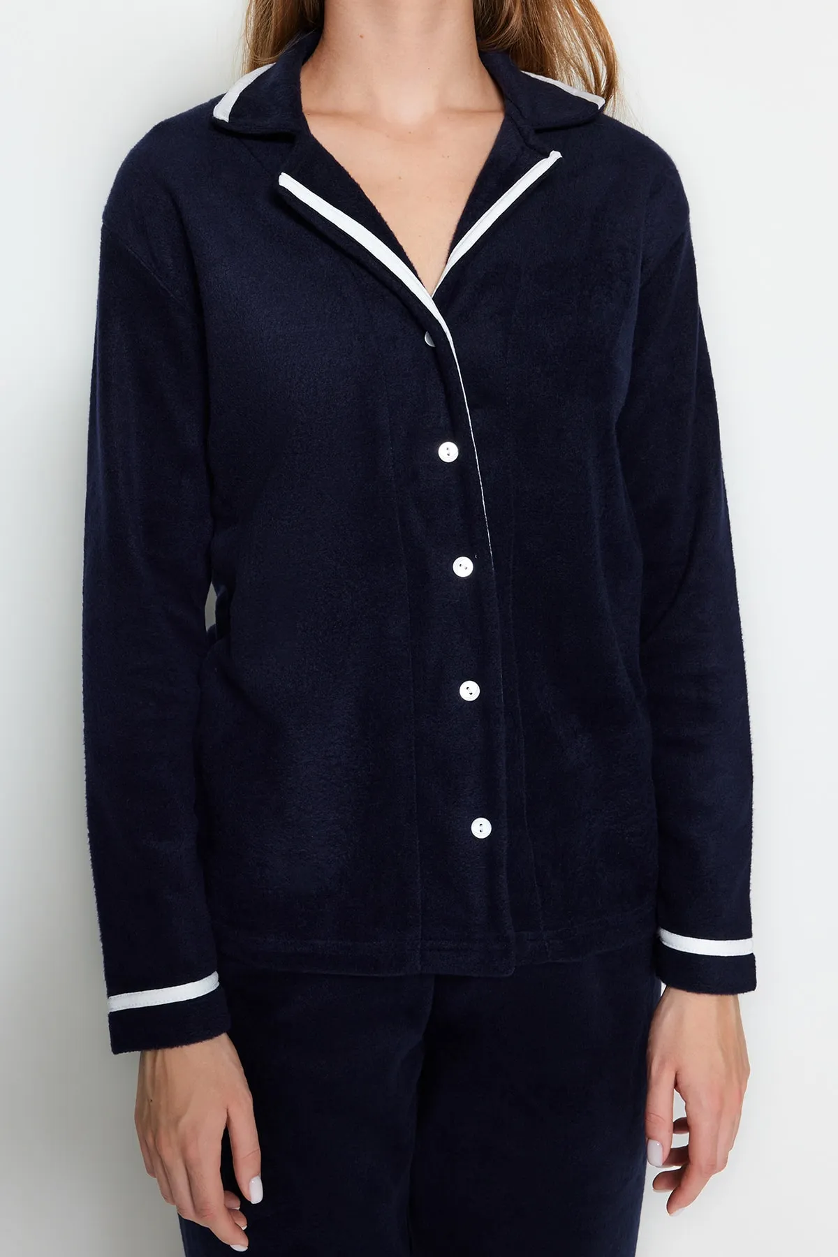 Trendyol Collection  Marineblaues Pyjama-Set aus dickem Strick mit Paspelierung und Schlafbändern THMAW22PT0357