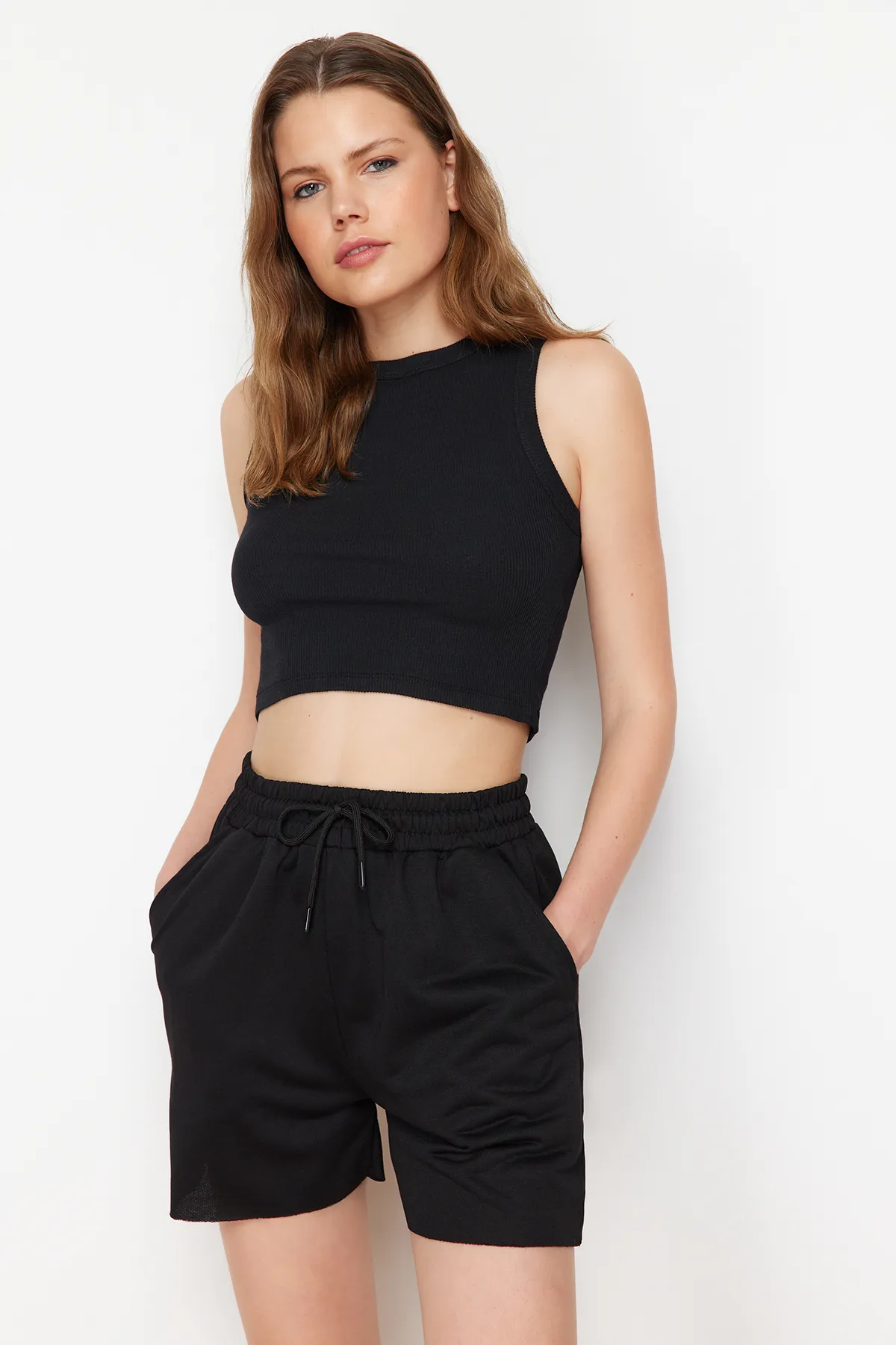 Trendyol Collection  Schwarzes Cord-Tanktop und Shorts, flexibles Strickoberteil und -unterteil-Set TWOSS24AU00027