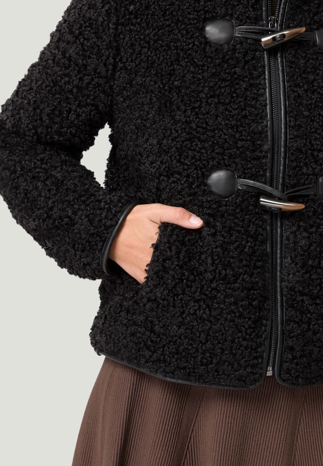 Teddyfelljacke mit Knebelknöpfen
