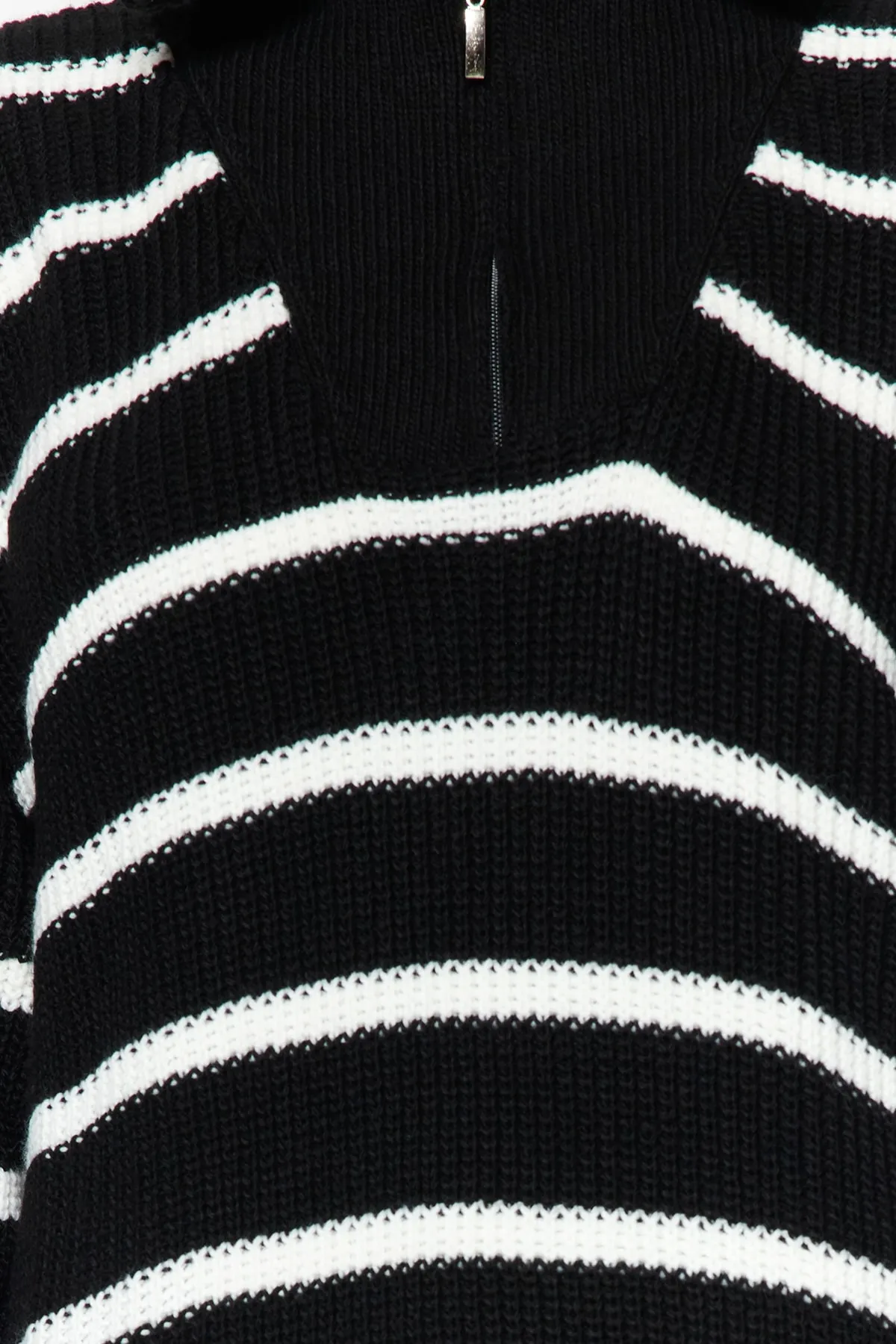 Trendyol Modest  Schwarzer Strickpullover mit gestreiftem Kragen und Reißverschluss TCTAW24AK00037