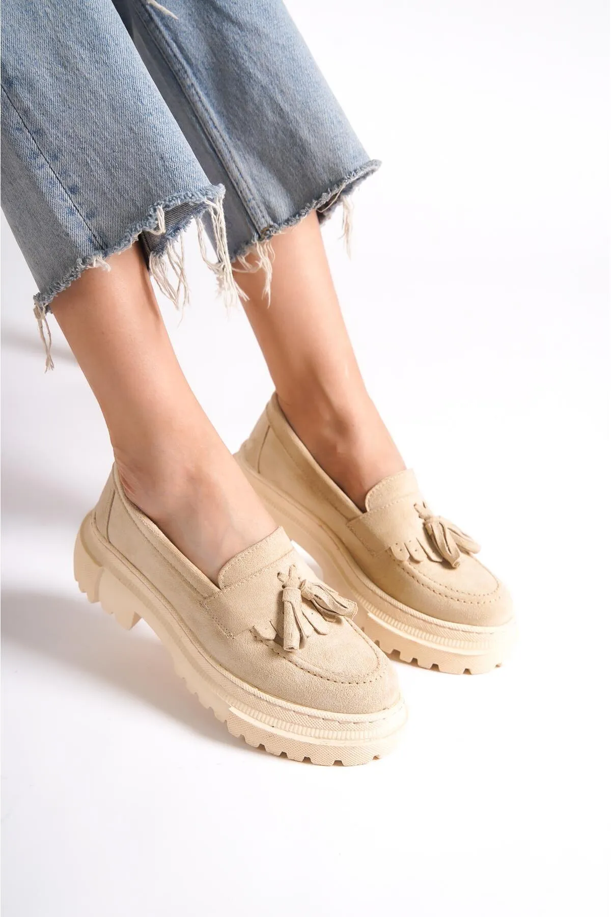 Capone Outfitters  Capone Damen-Loafer aus Wildleder mit ovaler Zehenpartie und Trak-Sohle in Beige