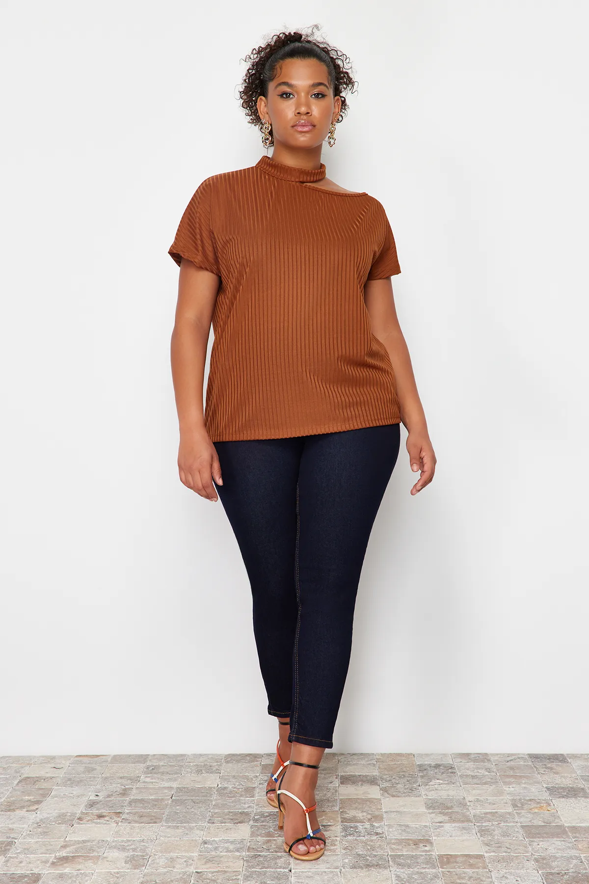Trendyol Curve  Braune Camisole-Strickbluse in Übergröße