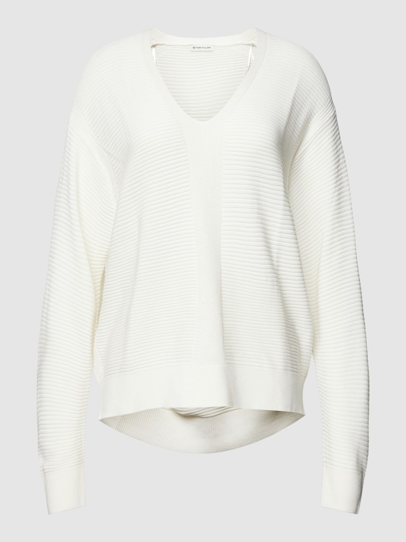 Strickpullover mit V-Ausschnitt in offwhite