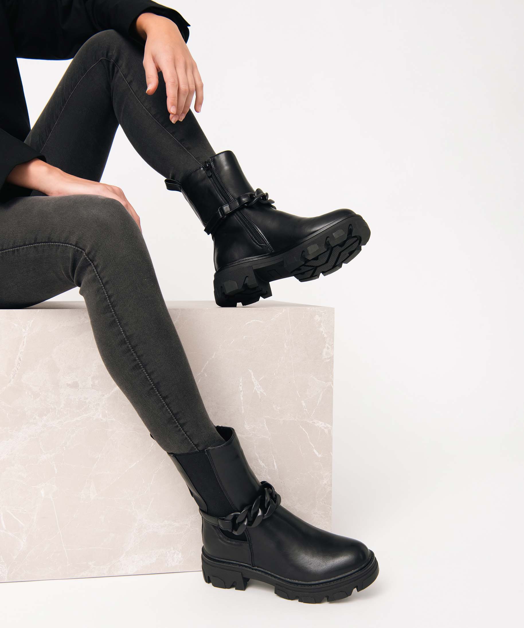 Boots femme à semelle crantée et chaine décorative – Cl... noir | GEMO