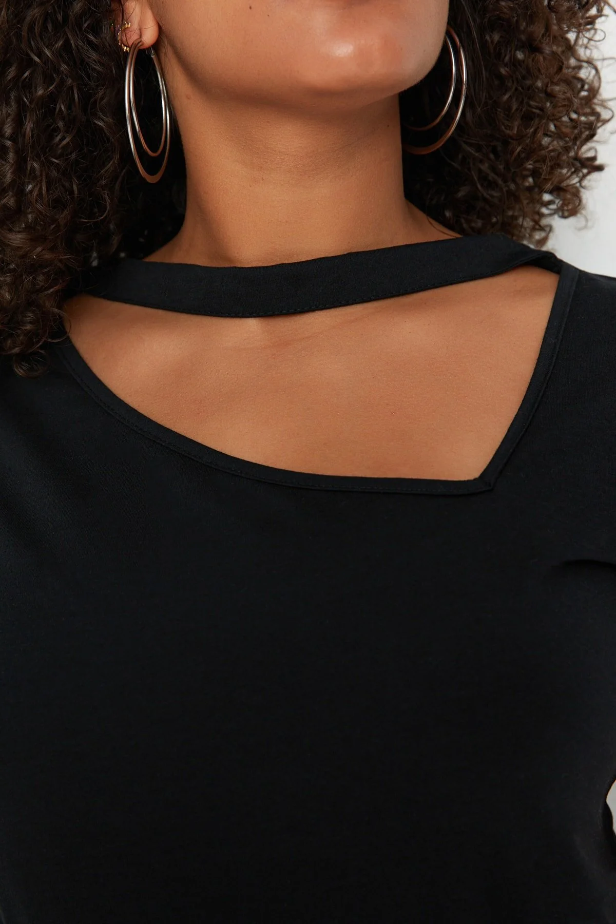 Trendyol Curve  Schwarzes, detailliertes Strick-T-Shirt mit Fenster/Ausschnitt TBBSS22BF00001