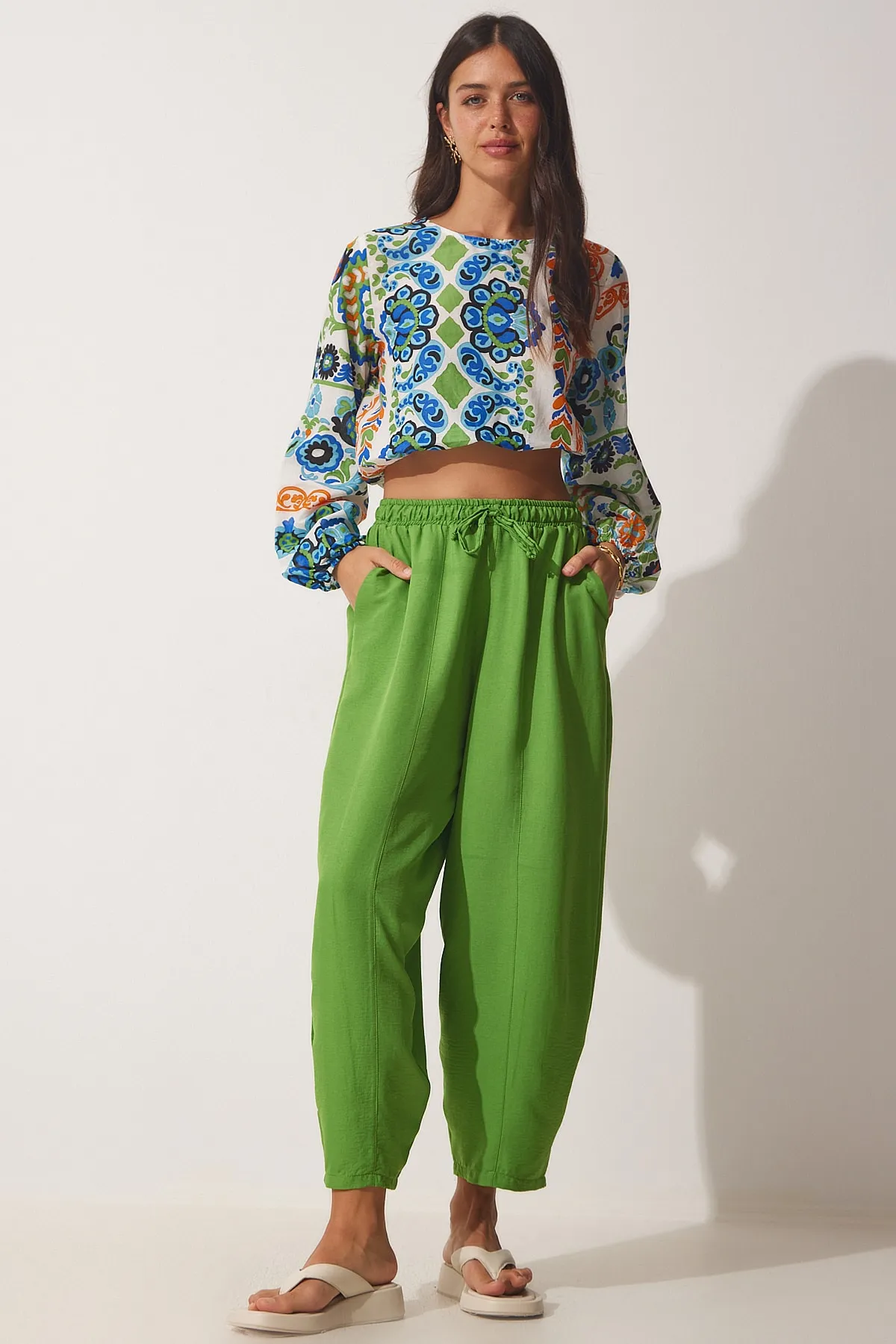 Happiness İstanbul  Lebhafte grüne Shalwar-Hose aus Leinenviskose mit Taschen CV00001 für Damen