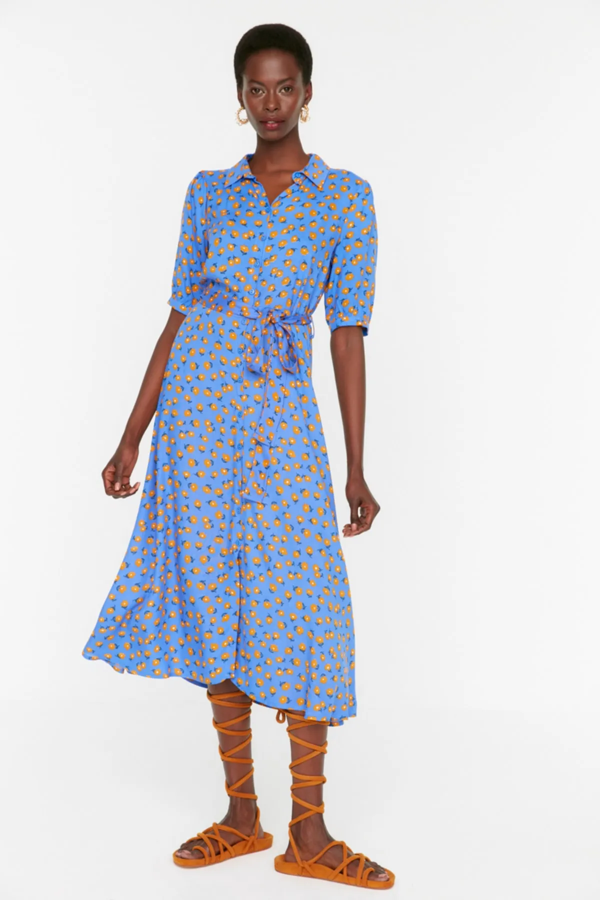 Trendyol Collection  Blaues, gewebtes Midi-Hemdkleid aus Viskose mit Blumenmuster und Gürtel TWOSS20EL1559