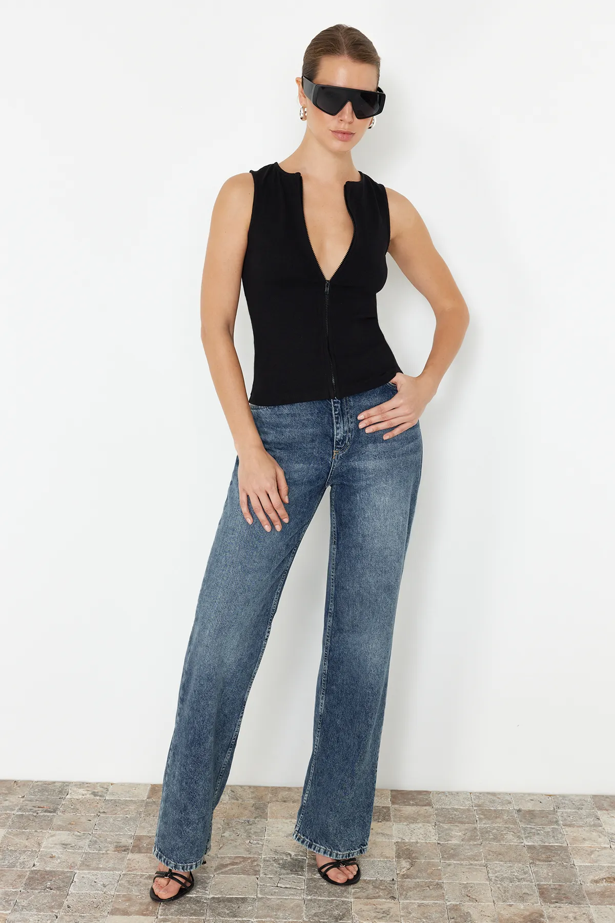Trendyol Collection  Schwarze, figurbetonte, gerippte, flexible Strickbluse mit Reißverschluss und Nullärmeln TWOSS24BZ00477