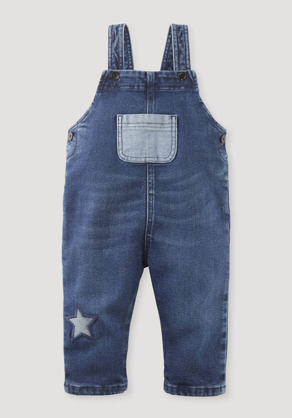Jeans-Latzhose BetterRecycling aus Bio-Baumwolle