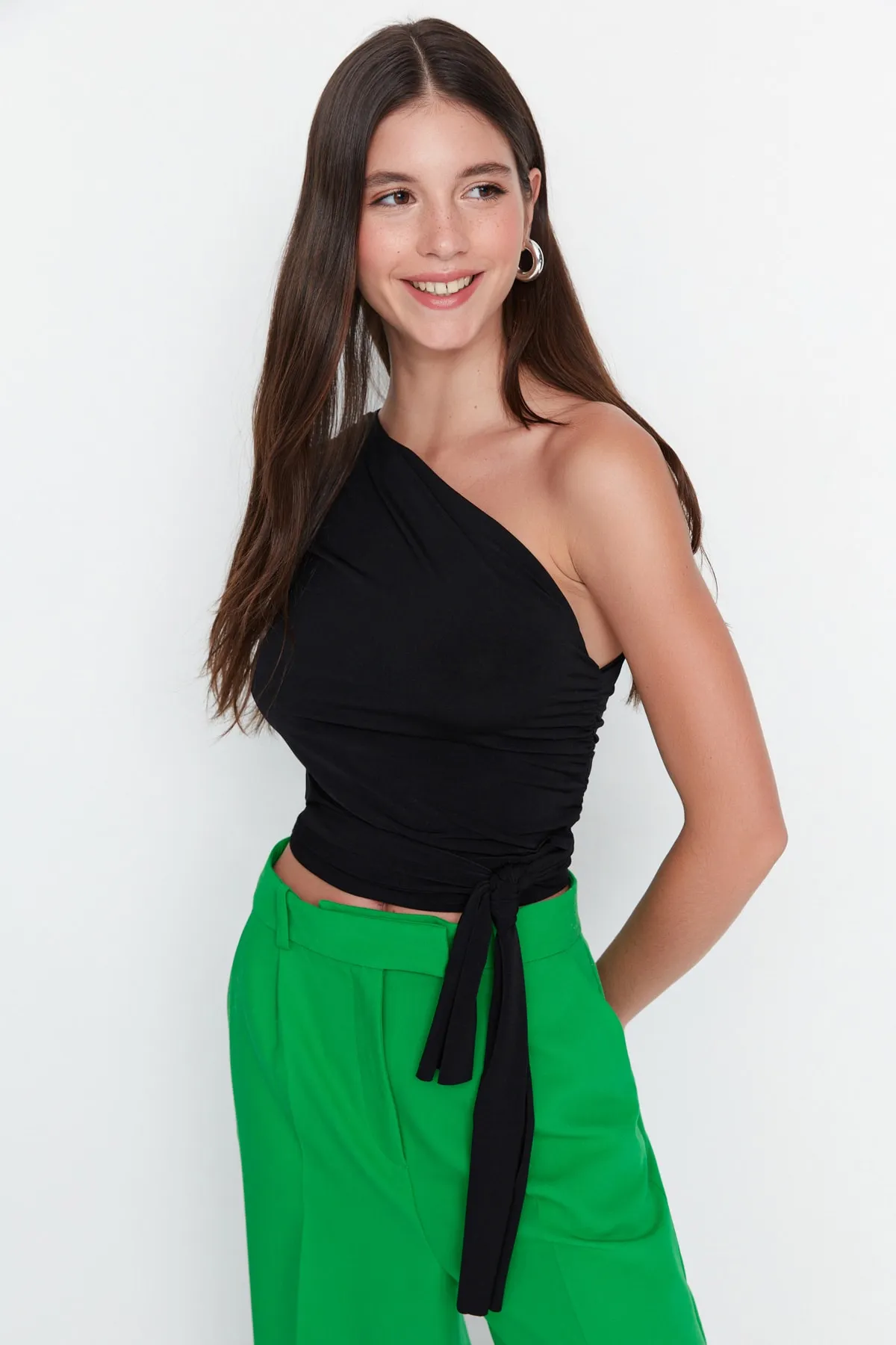 Trendyol Collection  Schwarze, schmal geschnittene, detaillierte Strickbluse mit einem Ärmel, bauchfrei, dehnbar, TWOAW23BZ00094