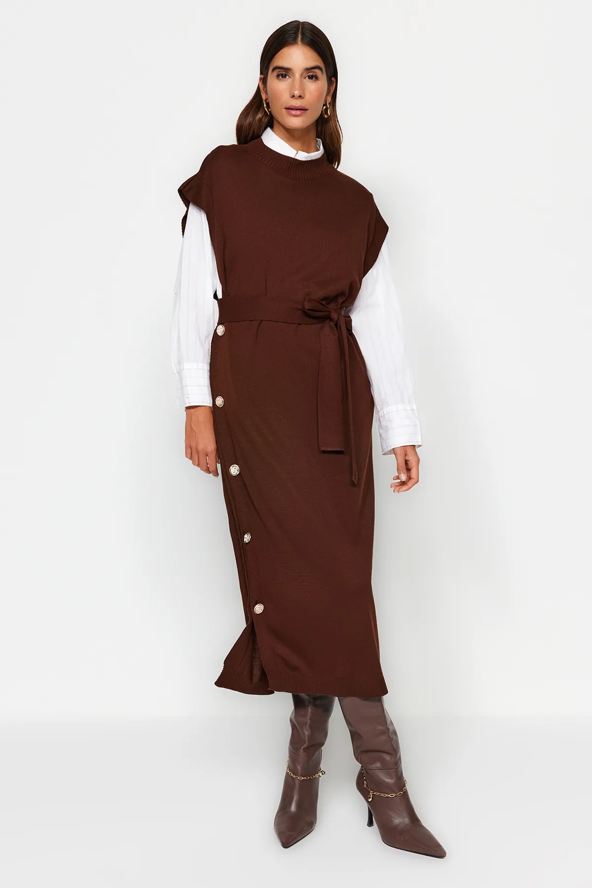 Trendyol Modest  Dunkelbraunes Strickpulloverkleid mit Knöpfen und Details TCTAW24UV00038