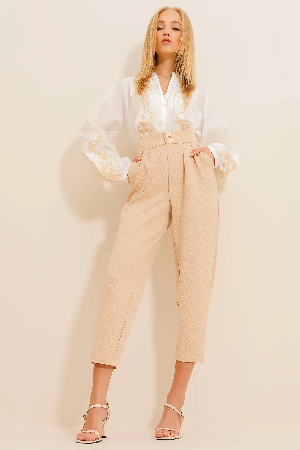 Trend Alaçatı Stili  Beigefarbene Karottenhose mit hoher Taille für Damen ALC-X11148