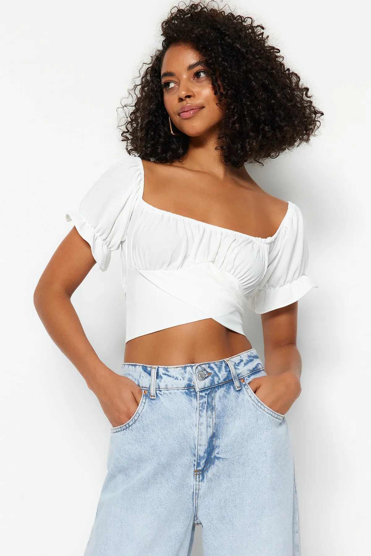 Trendyol Collection  Ecrufarbene, gewebte Bluse mit Carmen-Kragen und detaillierter Krawatte TWOSS21BZ0797