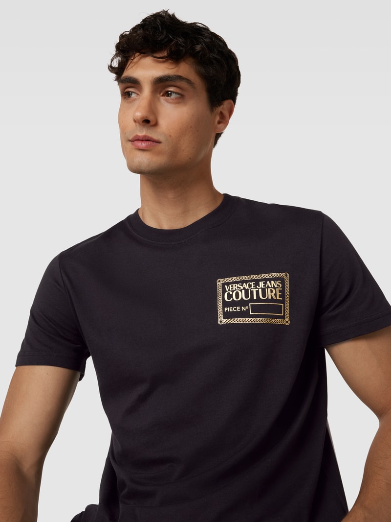 T-Shirt mit Label-Print in schwarz