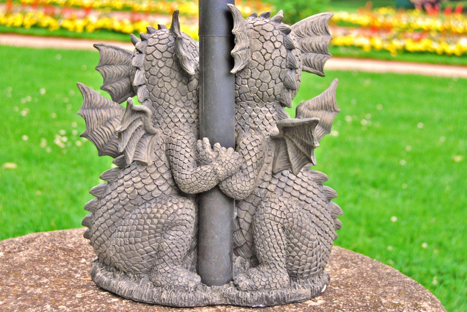 MystiCalls Gartenfigur Gartendrache - Modell Liebespaar mit Solar-Laterne