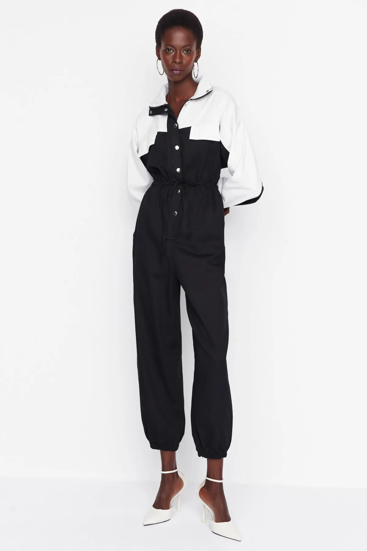 Trendyol Collection  Langer, gewebter Overall in Schwarz mit Farbblockierung und geraffter Taille TWOAW21TU0011
