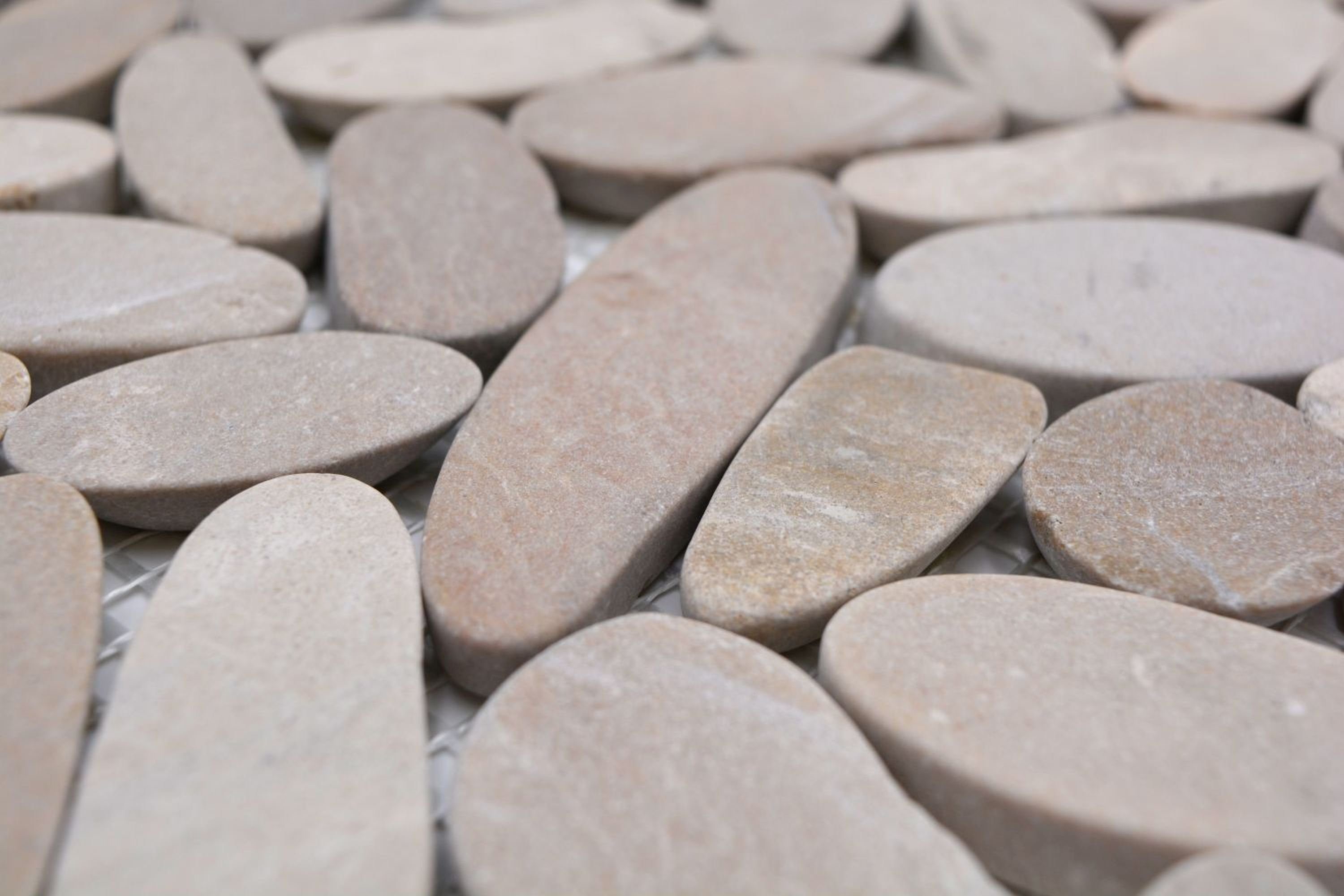 Mosani Mosaikfliesen Flußkiesel hellbeige braun Kiesel geschnitten Duschwanne Bad