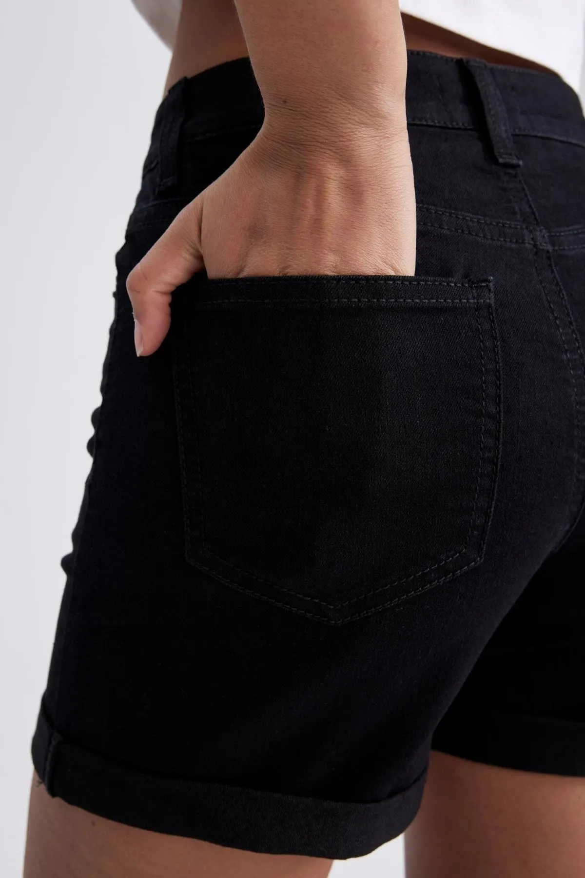 DeFacto  Jeans-Shorts mit normaler Taille und umgeschlagenem Bein A1959ax23sm