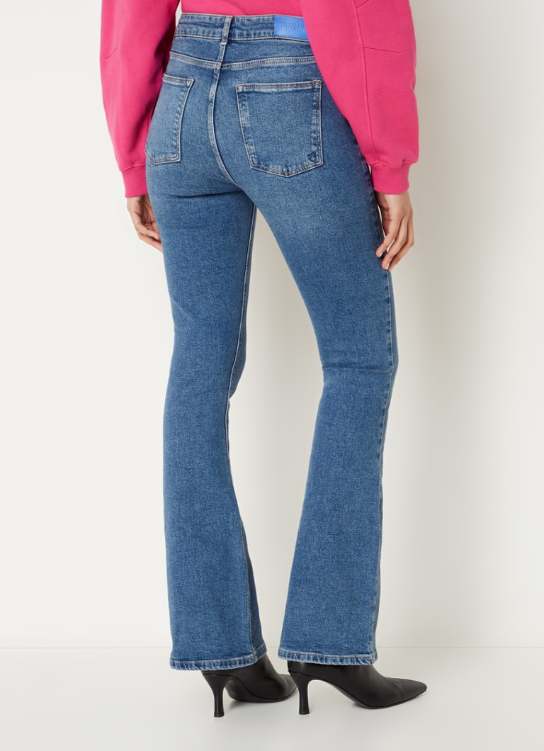 Jeans a zampa d'elefante a vita alta di Fabienne Chapot, modello Eva Flare, lunghezza a metà polpaccio.