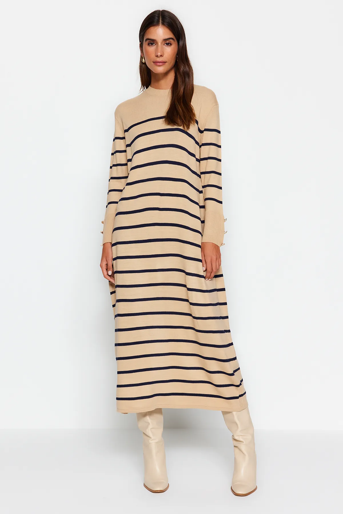 Trendyol Modest  Gestreiftes Strickkleid mit steinfarbenen Ärmeln und Knopfleiste TCTAW24EB00002